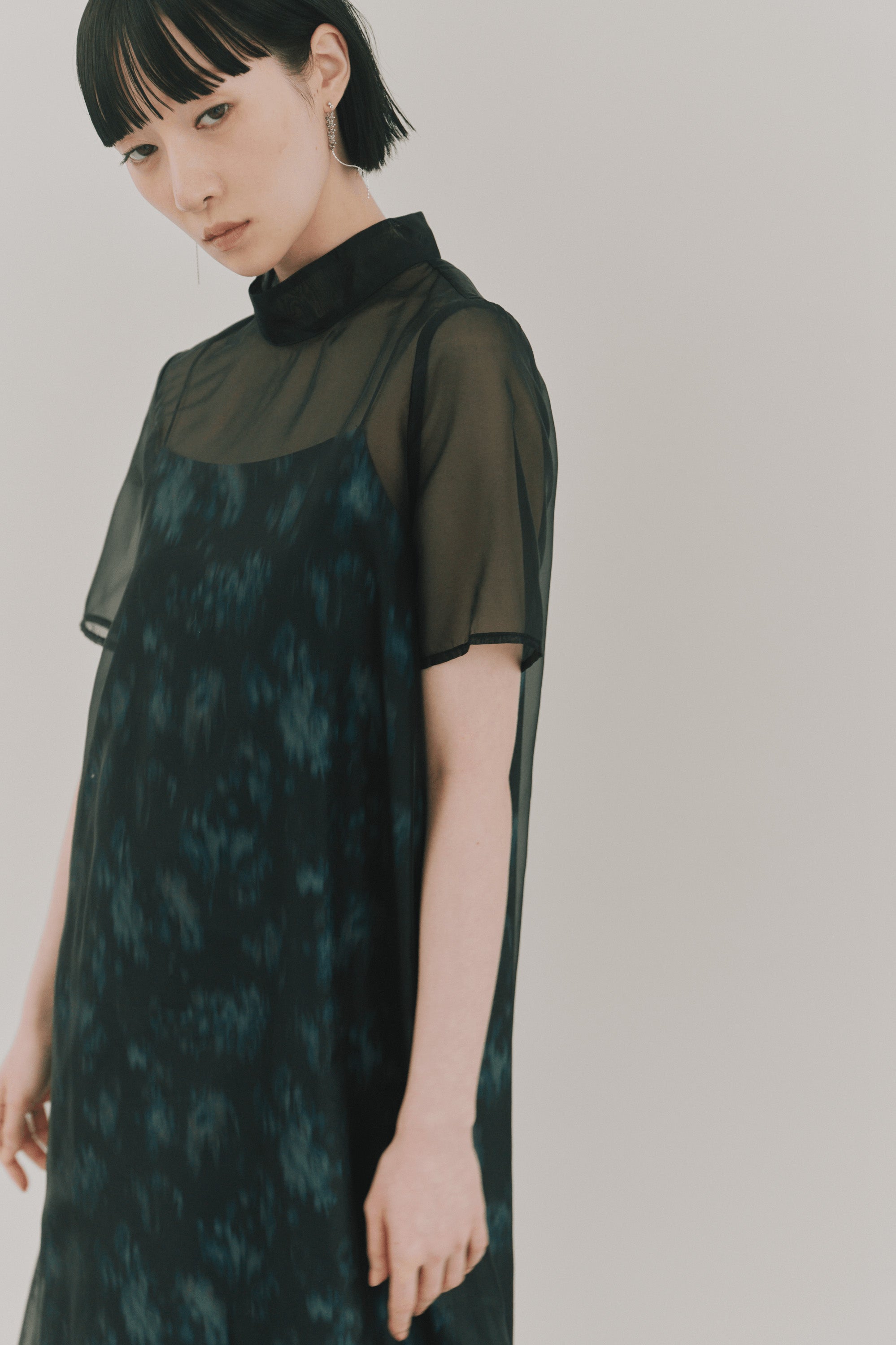 プリントレイアードオーガンジードレス / 101152 結婚式用ドレス black | モデル身長161cm 着用サイズFREE