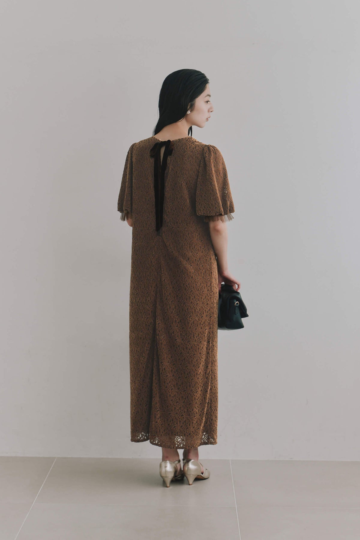kaene  フロントギャザーフラワーモチーフドレス / 101197 結婚式用ゲストドレス brown | モデル身長162cm　着用サイズS(36)  
