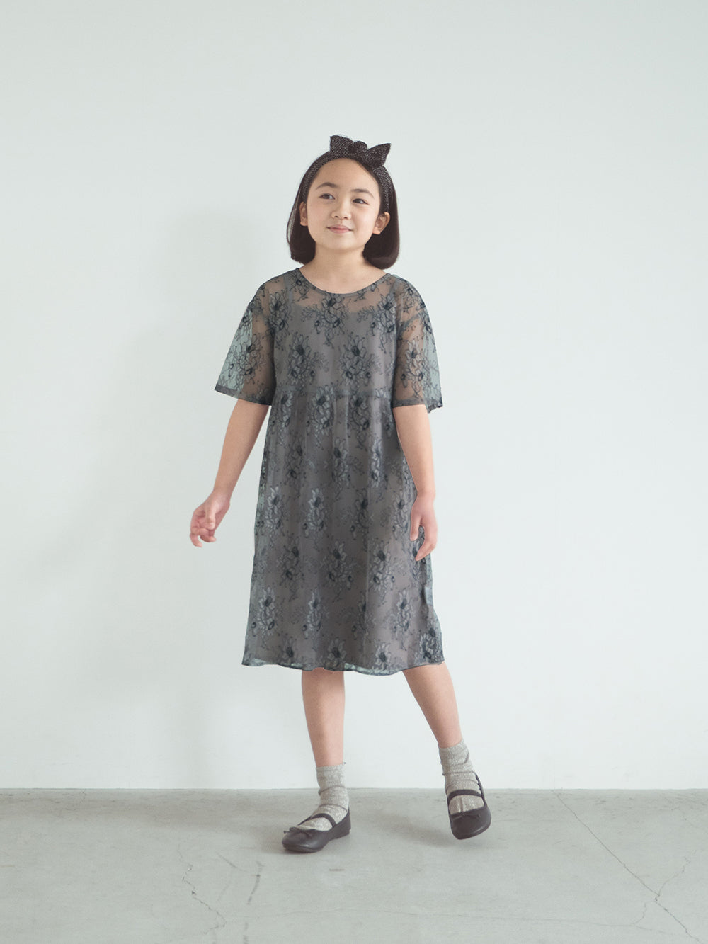 kaene (KIDS) オールレースワンピース / 700007|モデル130cm 25kg (9歳9ヶ月）着用サイズLL