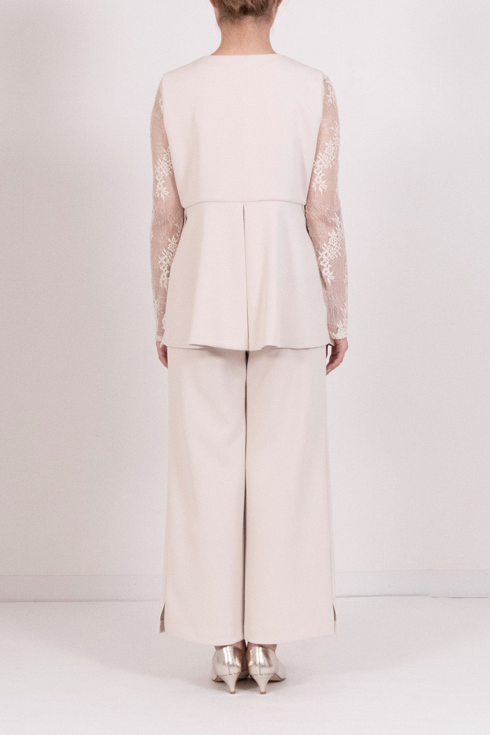 kaene  フリルデザインセットアップ / 002146 ジレ パンツ セットアップ beige | モデル身長162cm　着用サイズS(36)  ※デザインレースブラウス / 010500着用
