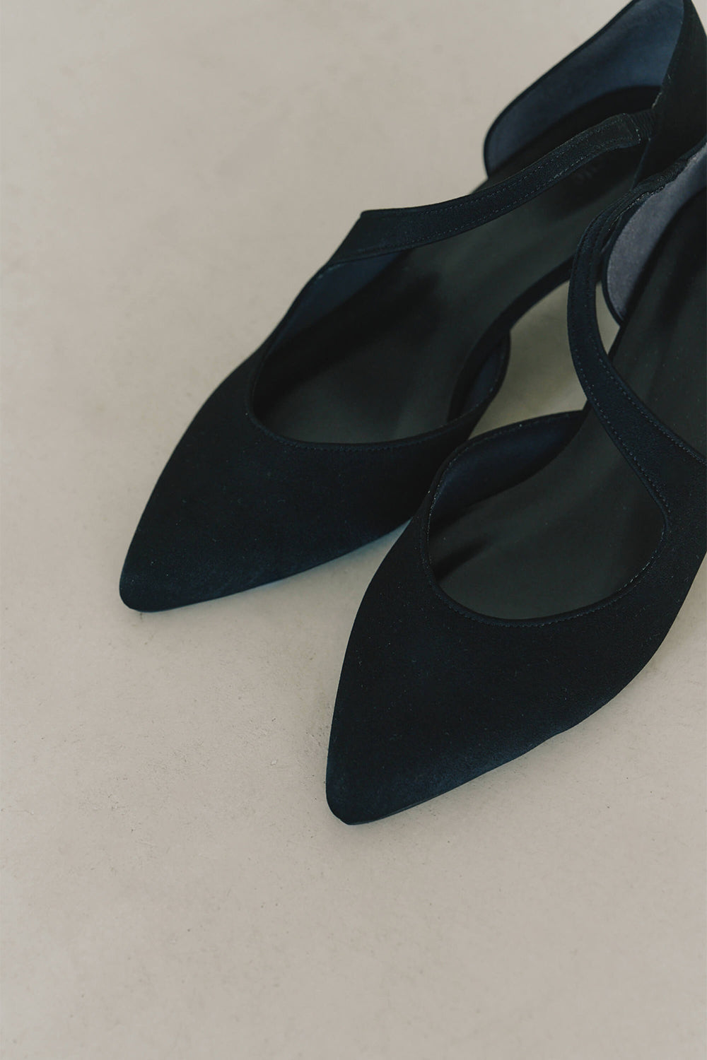 kaene アシメストラップパンプス / 050018 | formal black