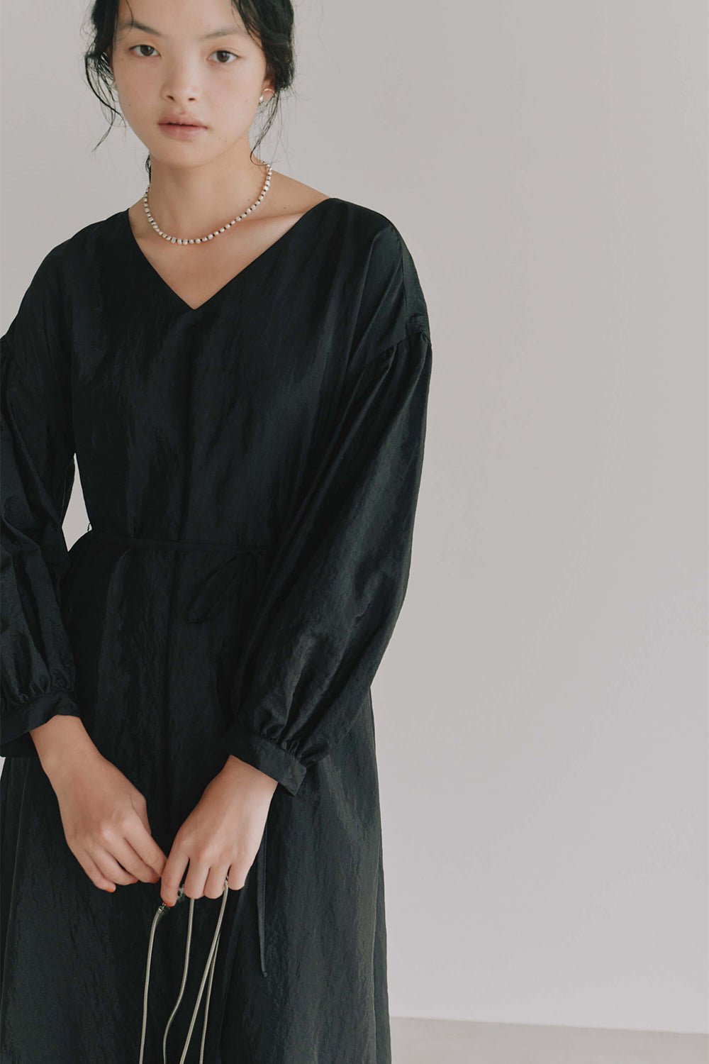 kaene ボリュームスリーブAラインドレス / 101157 | モデル身長165cm 着用サイズS(36)