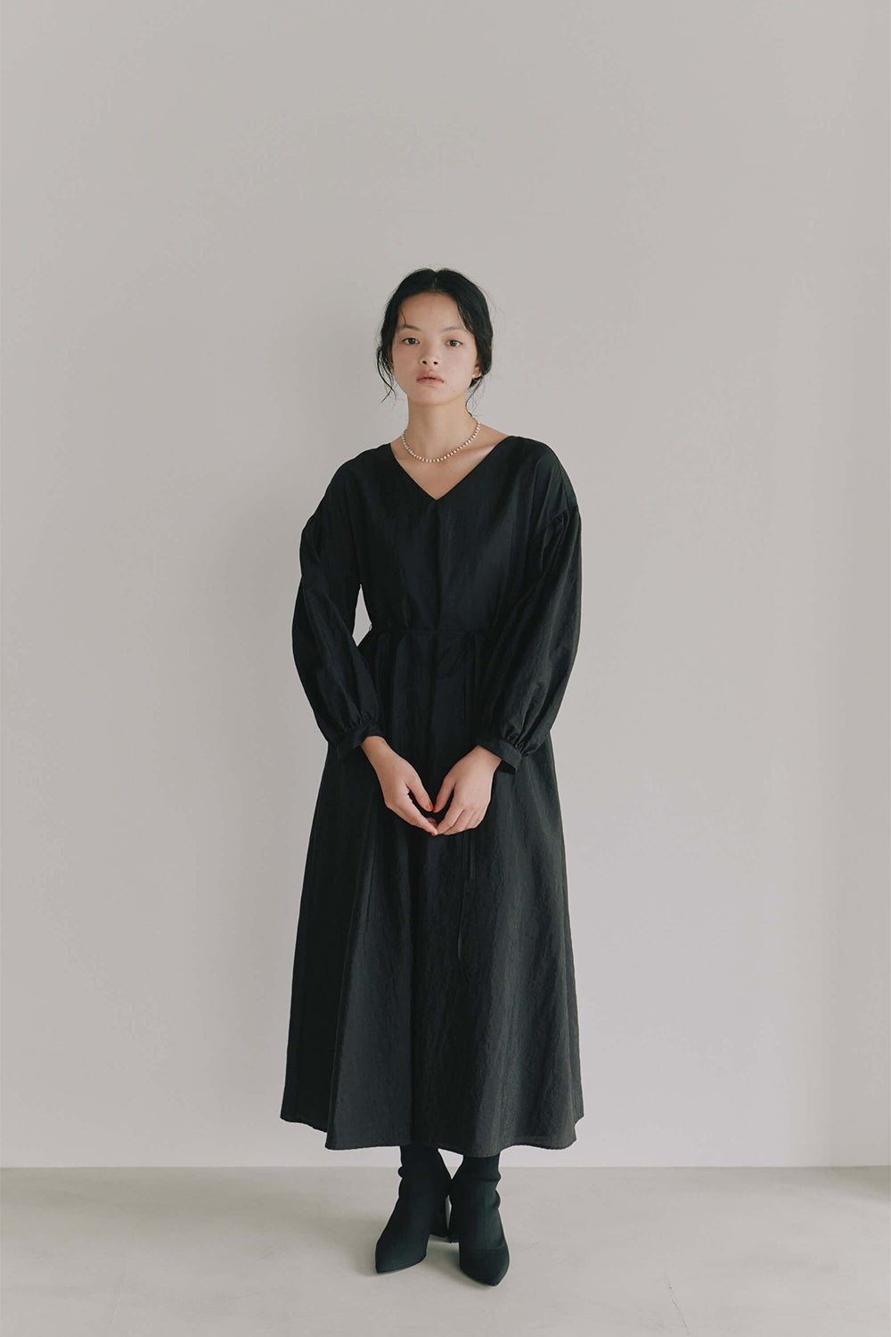 kaene ボリュームスリーブAラインドレス / 101157 | モデル身長165cm 着用サイズS(36)
