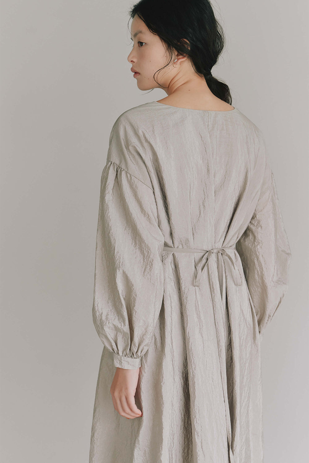 kaene ボリュームスリーブAラインドレス / 101157 | モデル身長165cm 着用サイズS(36)