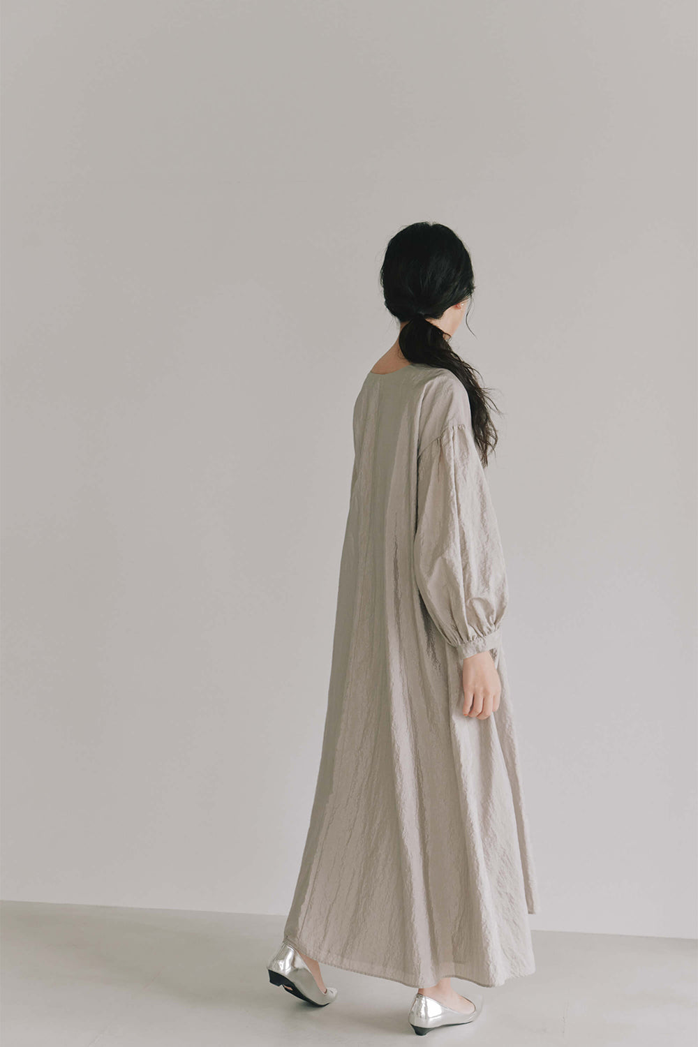 kaene ボリュームスリーブAラインドレス / 101157 | モデル身長165cm 着用サイズS(36)
