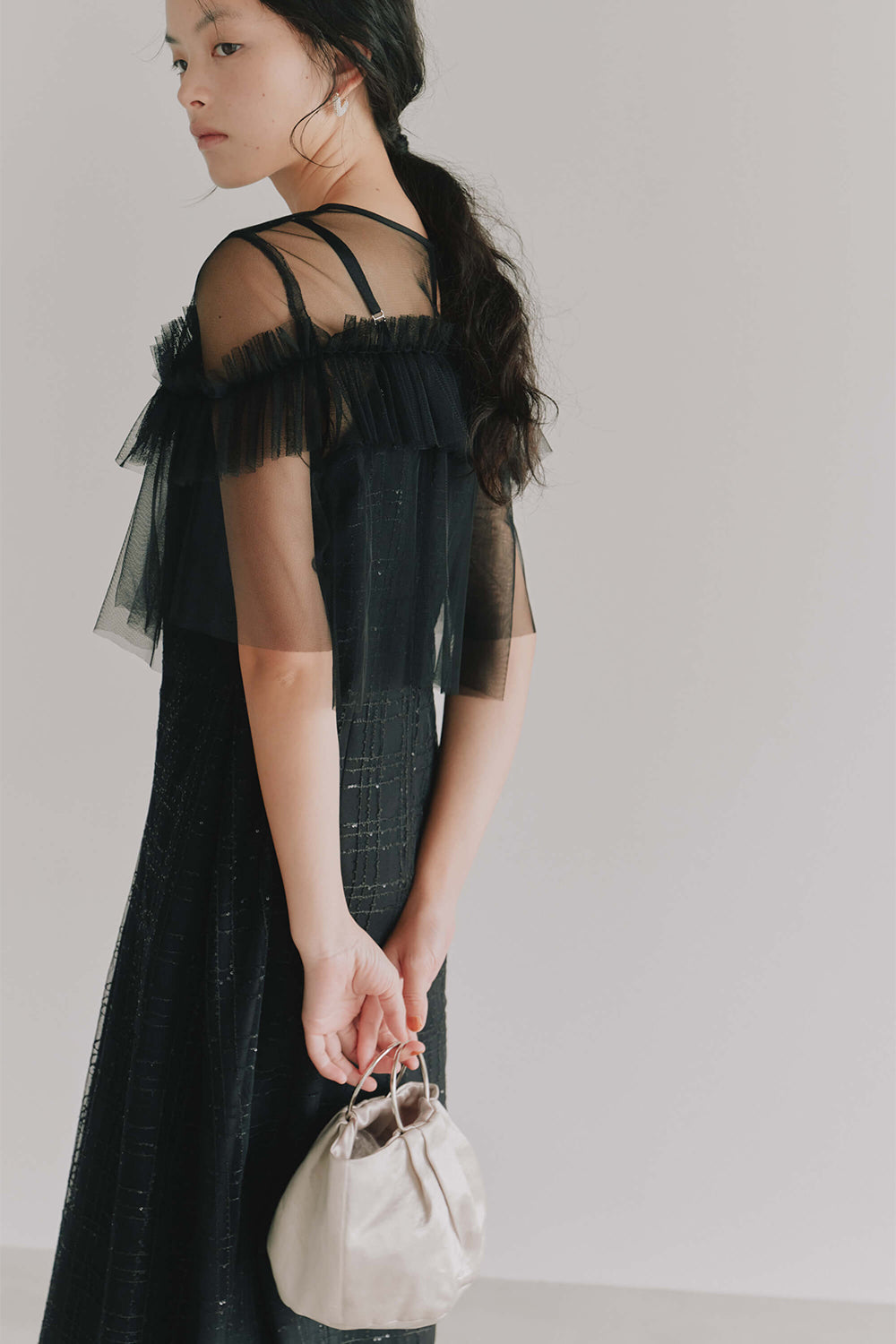 kaene フリルチュールドッキングドレス / 101135 | モデル身長165cm 着用サイズM(38)