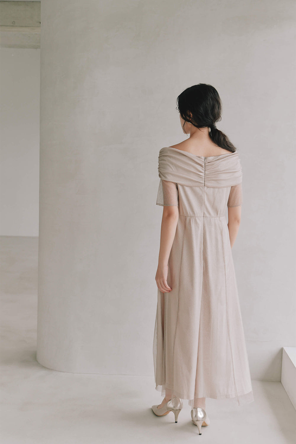 kaene エクラパールオフショルドレス / 101158 | モデル身長165cm 着用サイズM(38)