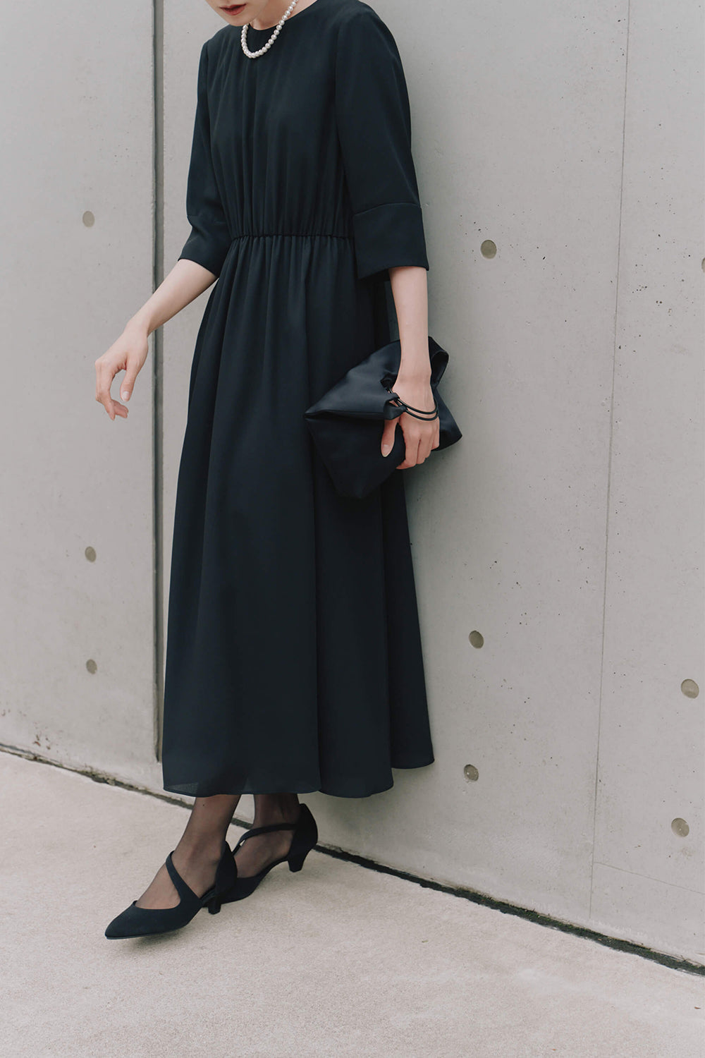 kaene アシメストラップパンプス / 050018 | formal black着用