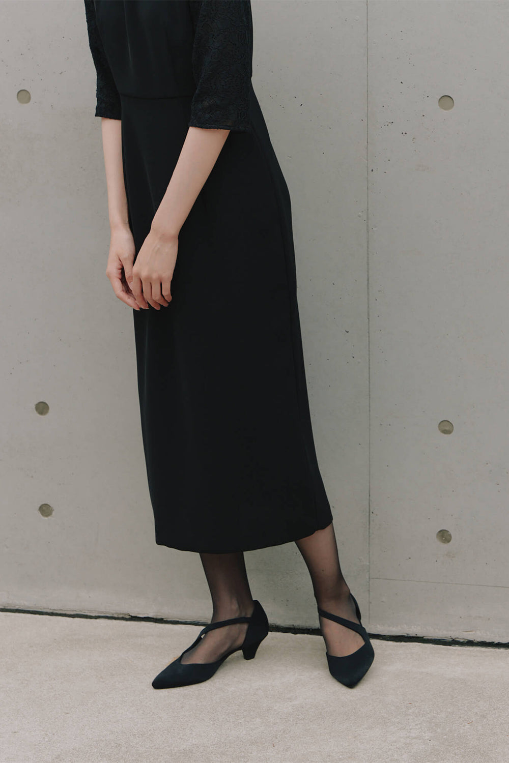 kaene アシメストラップパンプス / 050018 | formal black着用