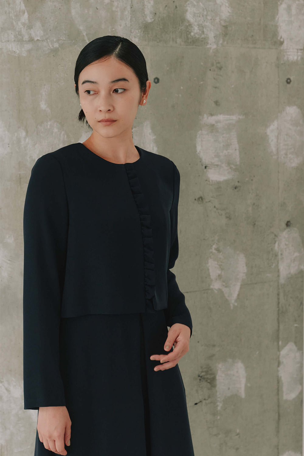 kaene シフォンフリルジャケット / 005312 | モデル身長162cm 着用サイズ38 ※navy着用