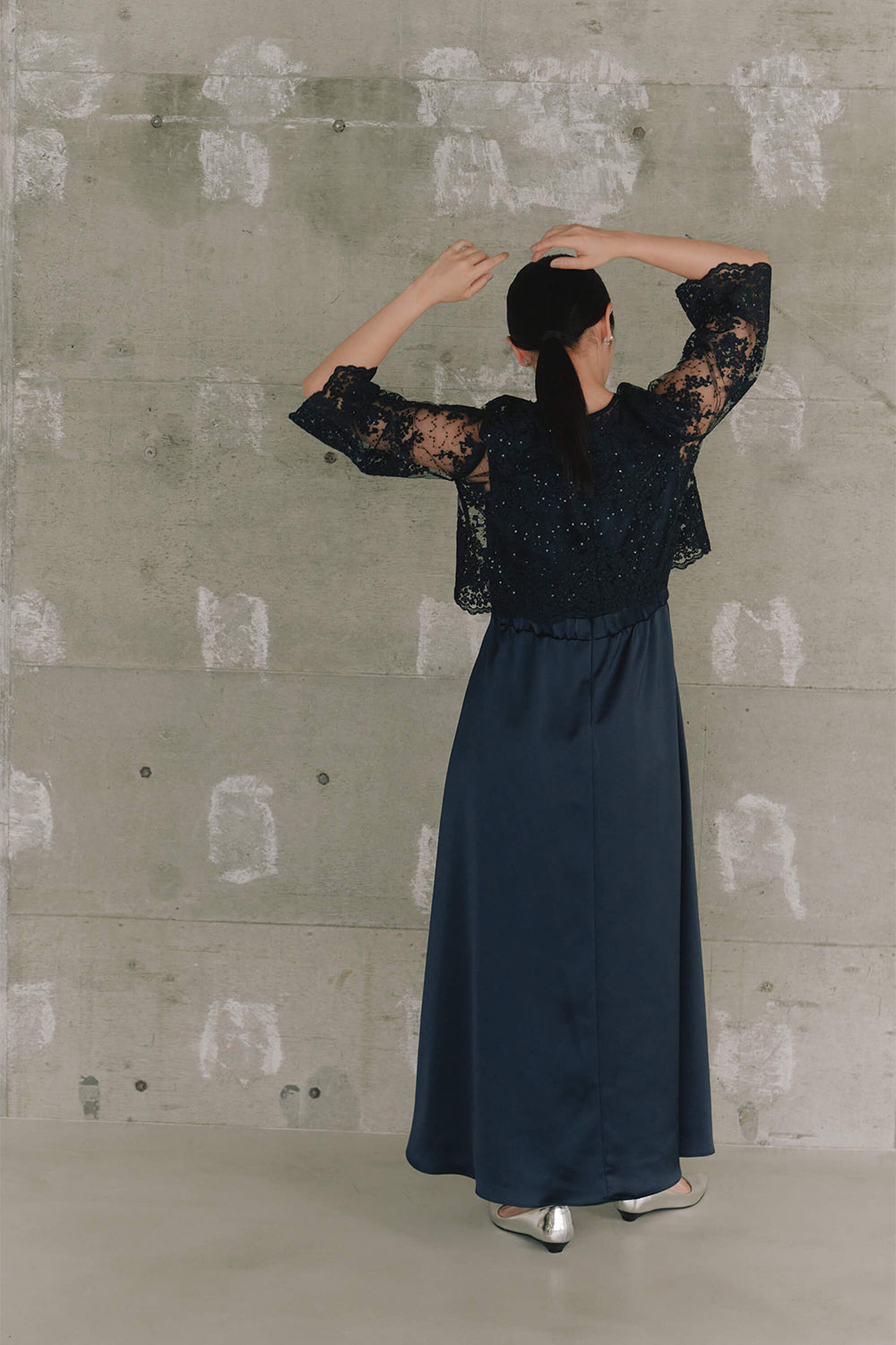 kaene シャイニーレースレイヤードドレス / 101117 | モデル身長162cm　着用サイズM(38) ※navy着用・ヒール2cm