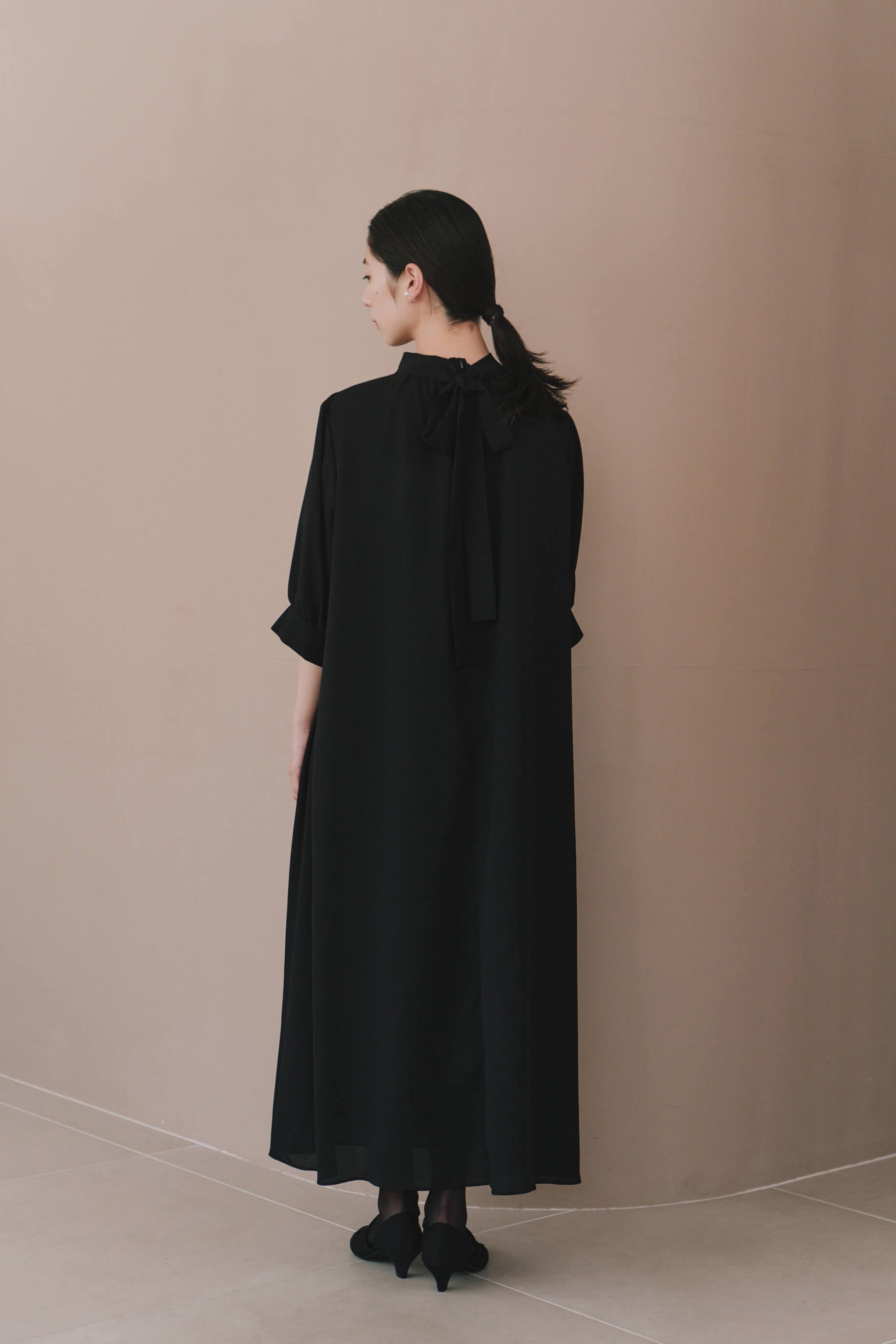 kaene  ライトシフォンAラインワンピース / 101226 喪服 ブラックフォーマル | モデル身長162cm　着用サイズM(38)  