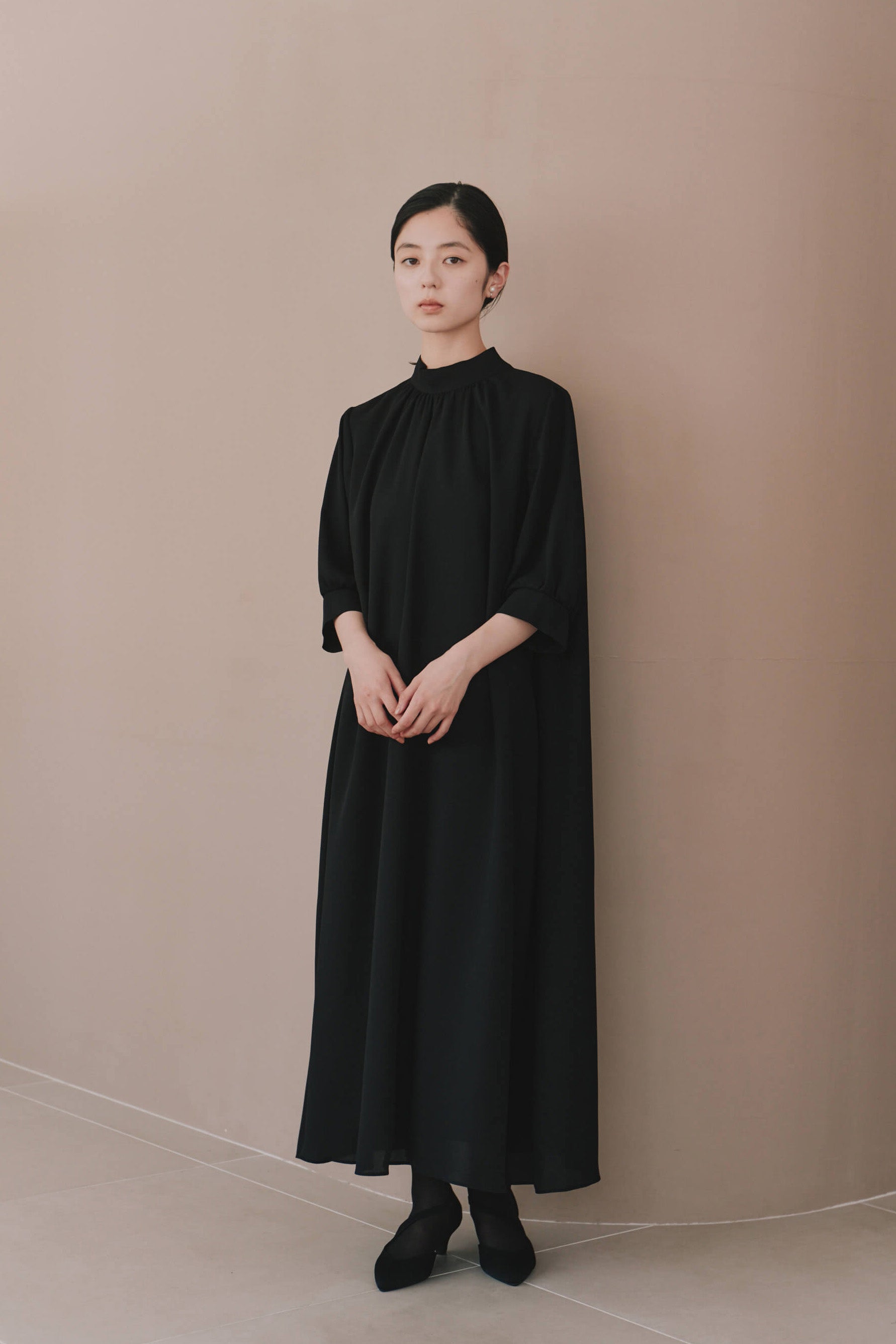 kaene  ライトシフォンAラインワンピース / 101226 喪服 ブラックフォーマル | モデル身長162cm　着用サイズM(38)  