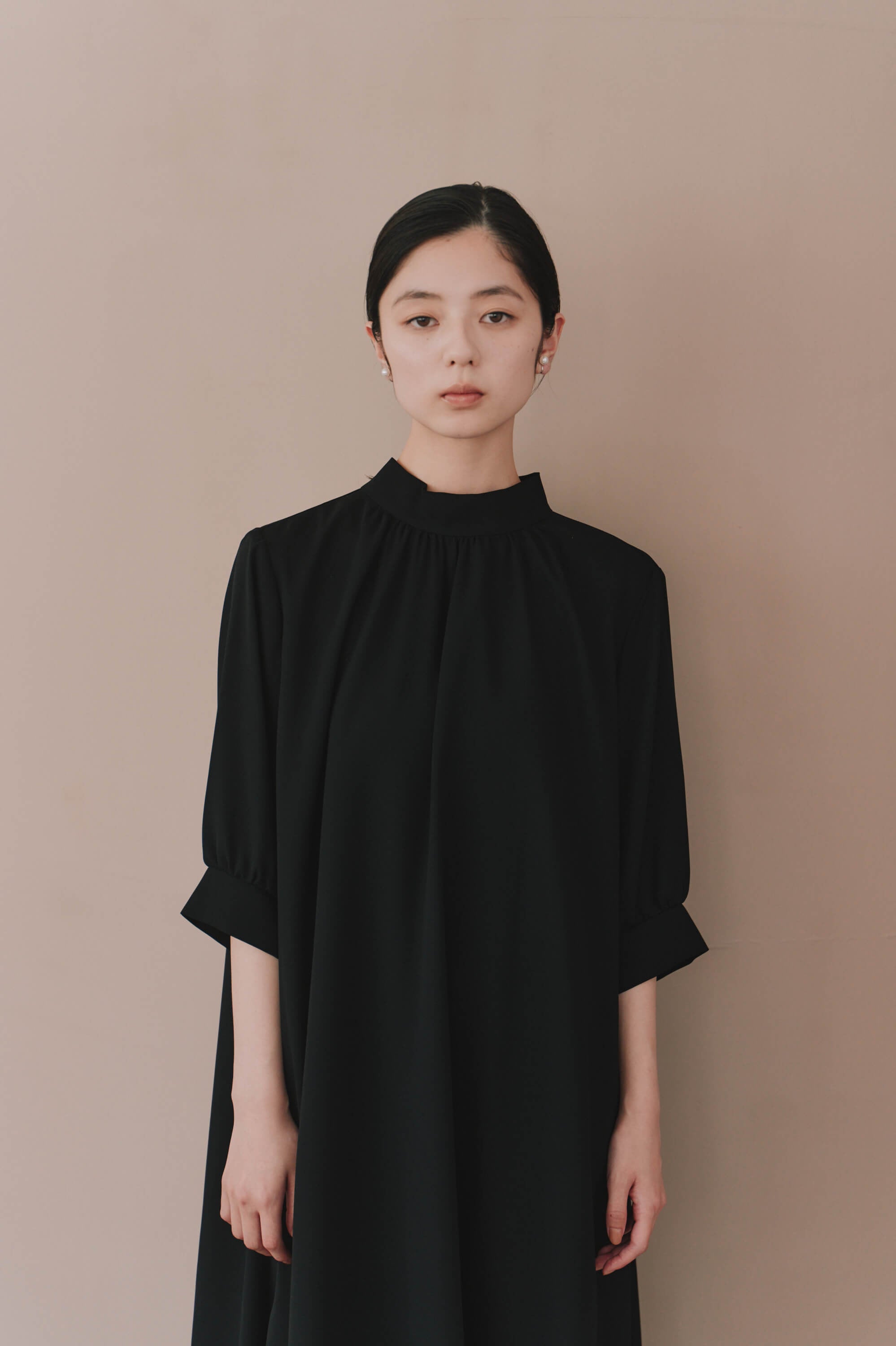 kaene  ライトシフォンAラインワンピース / 101226 喪服 ブラックフォーマル | モデル身長162cm　着用サイズM(38)  