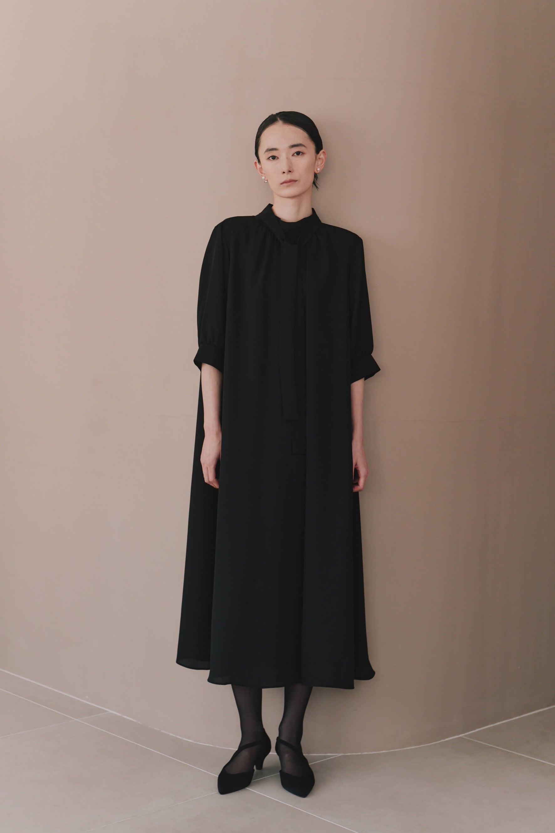 kaene  ライトシフォンAラインワンピース / 101226 喪服 ブラックフォーマル | モデル身長172cm　着用サイズM(38)  