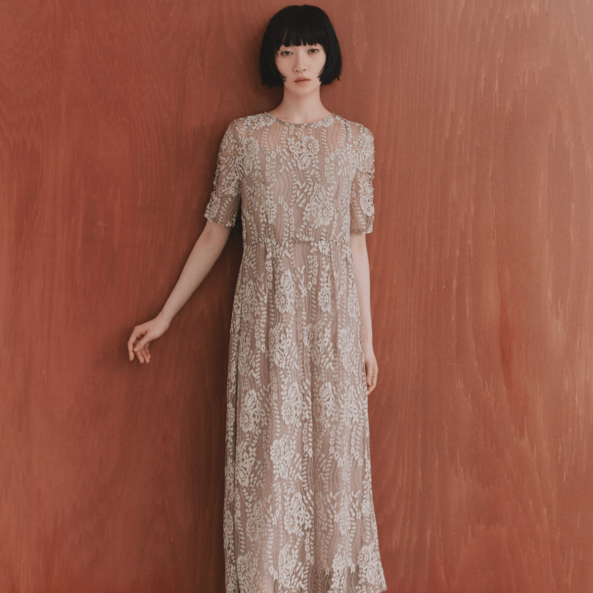エプロンドレス レースエプロン ミントグレーの配色レースエプロンドレス M kaeneのレンタル 11-1495 結婚式パーティーのドレスレンタルは
