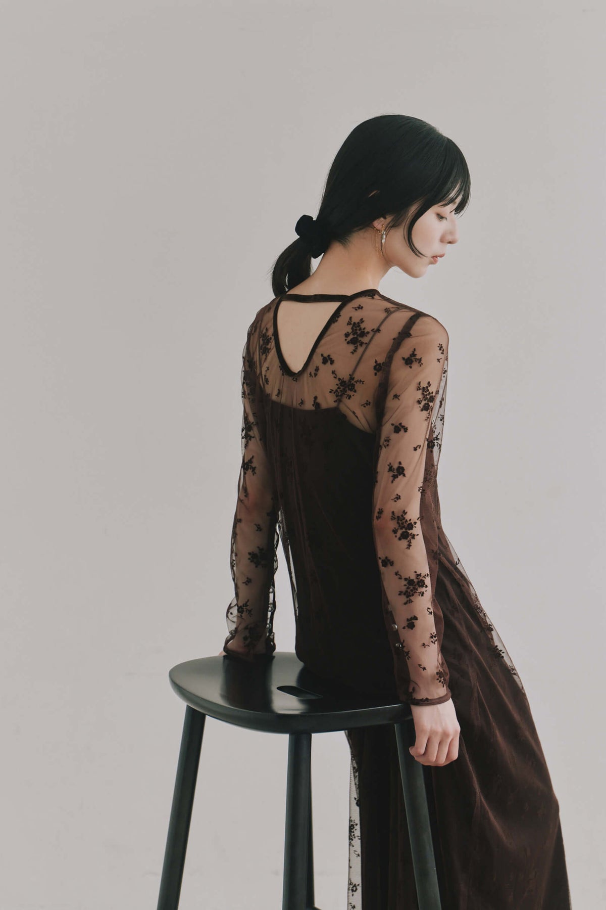 kaene　フロッキーベロア2wayドレス / 100981 darkbrown| モデル身長162cm 着用サイズ36