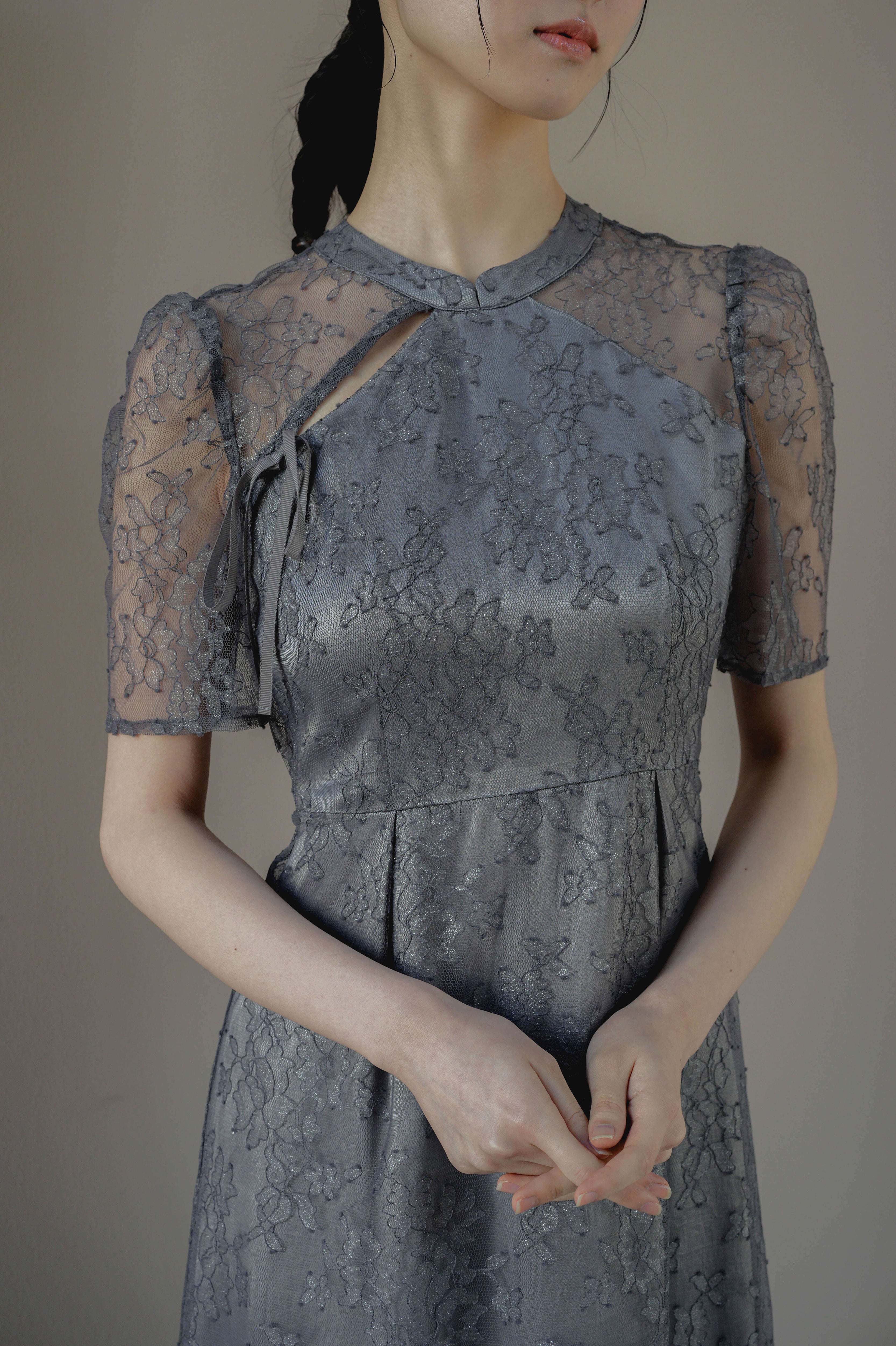 kaene マオカラーレースワンピース / 101041 結婚式用ドレス gray | モデル身長170cm 着用サイズM(38)