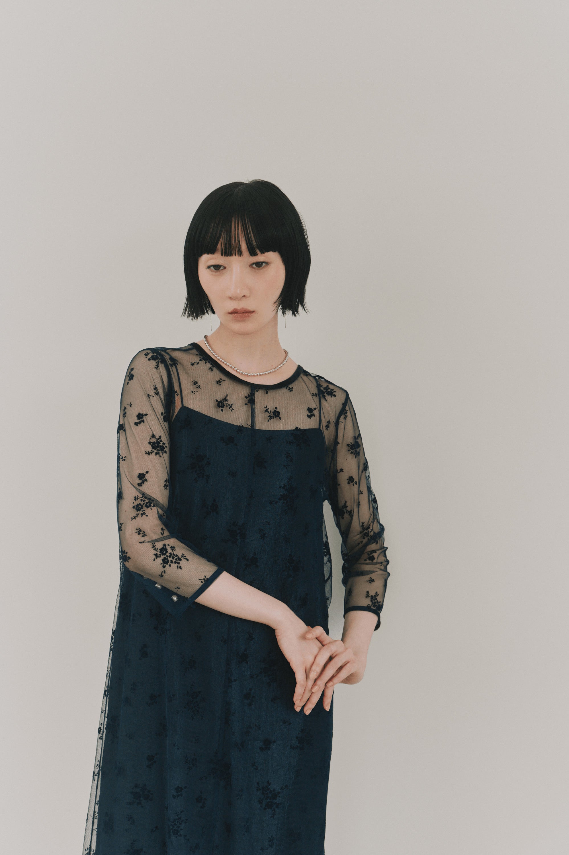kaene フロッキーサテン2wayドレス / 101066 結婚式用ドレス navy|モデル身長161cm　着用サイズS(36)