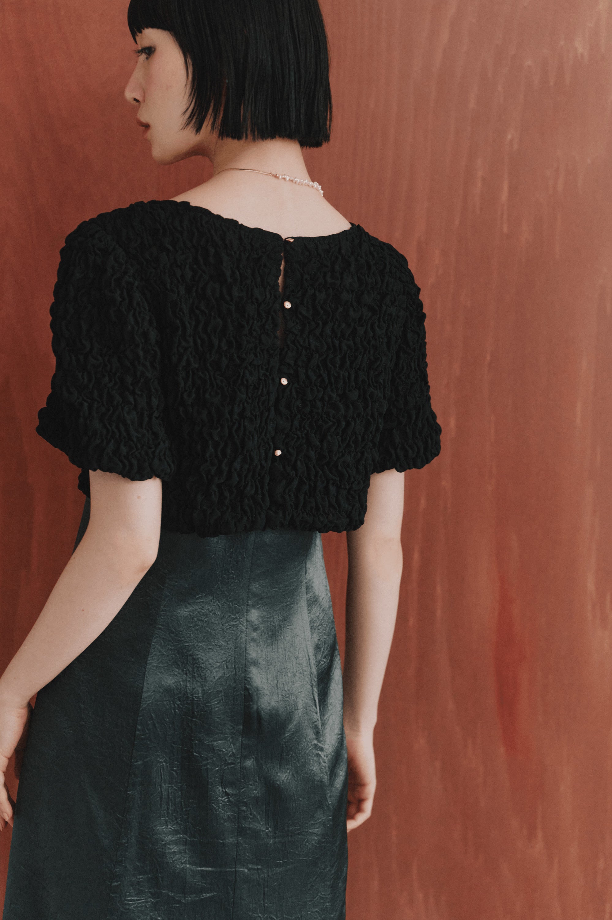 kaene シャーリングシフォンブラウスセットドレス / 101129 結婚式用ドレス charcoal | モデル身長161cm　着用サイズS(36)