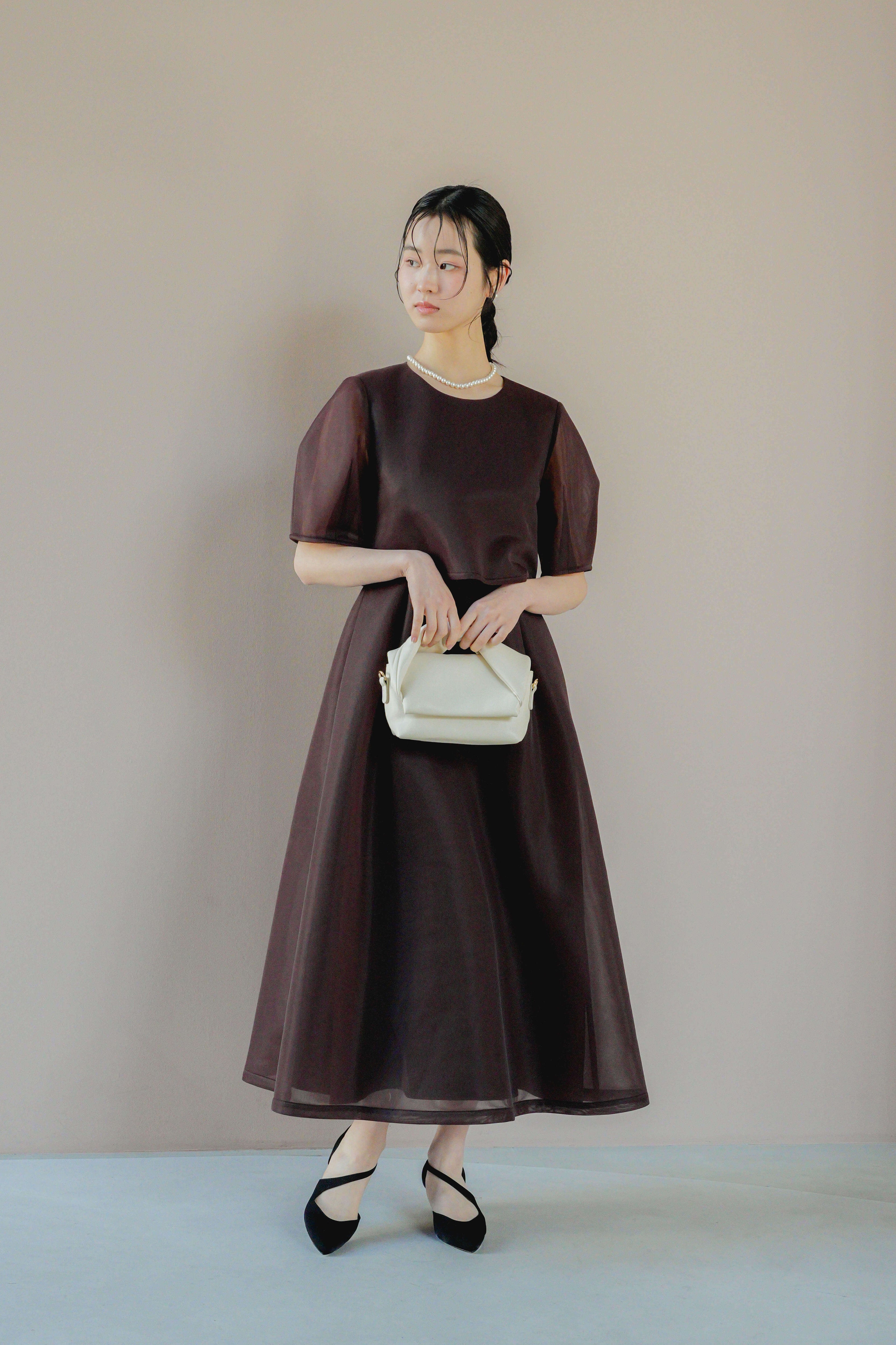 kaene シアーダンボールニットドレス / 101133 結婚式用ドレス brown | モデル身長170cm 着用サイズM(38)