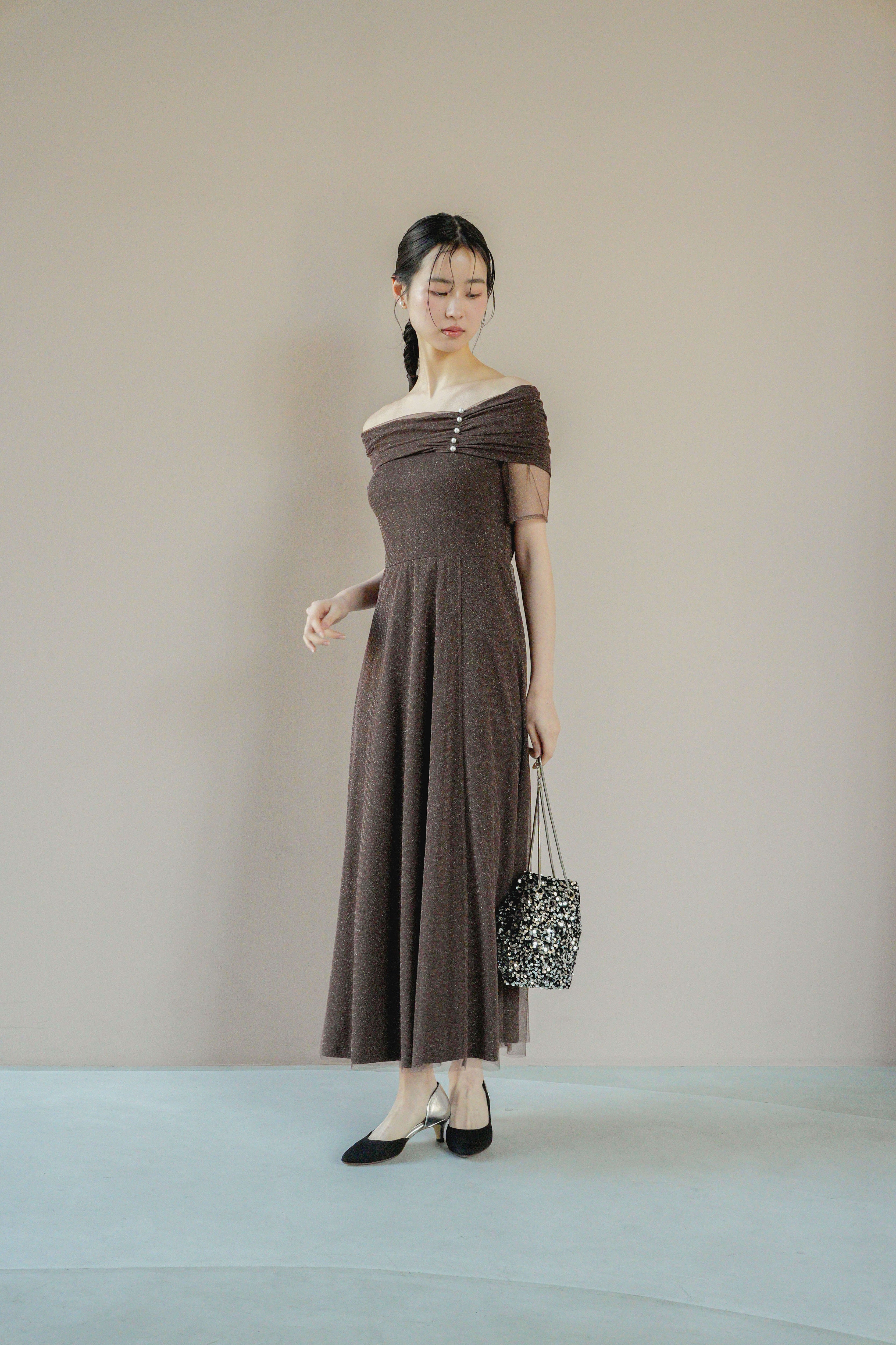 kaene エクラパールオフショルドレス / 101158 結婚式用ドレス darkbrown | モデル身長170cm 着用サイズM(38)