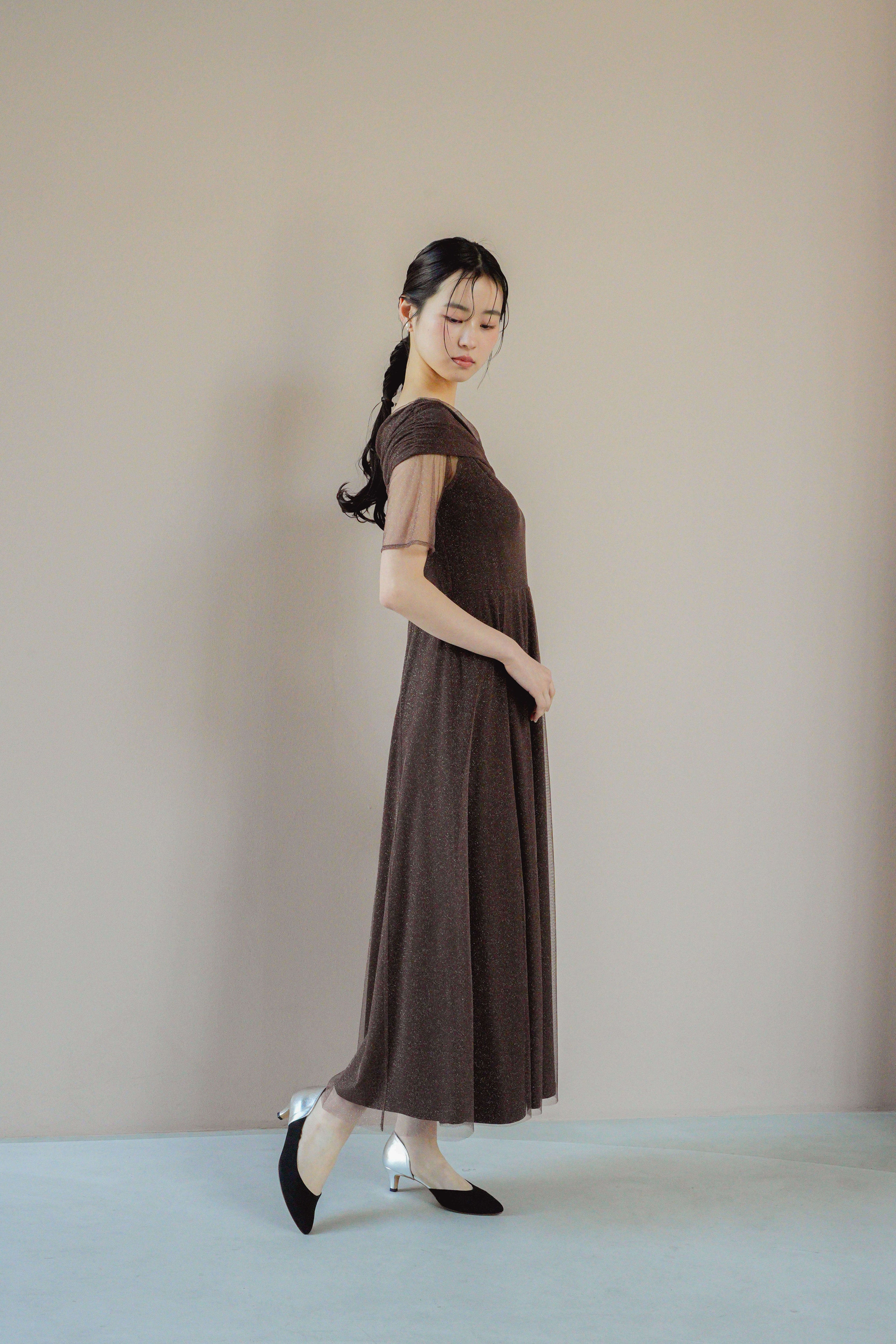 kaene エクラパールオフショルドレス / 101158 結婚式用ドレス darkbrown | モデル身長170cm 着用サイズM(38)