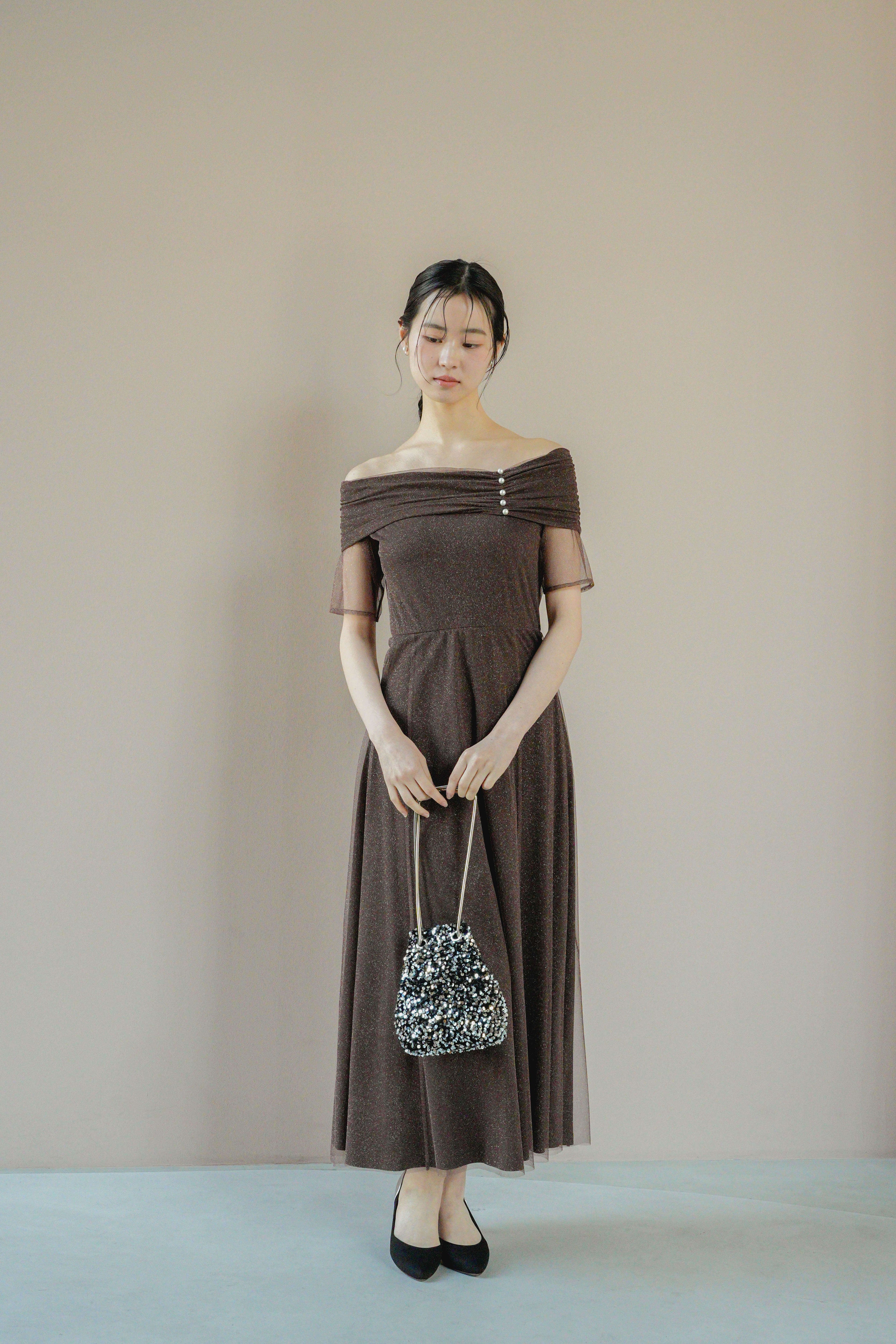 kaene エクラパールオフショルドレス / 101158 結婚式用ドレス darkbrown | モデル身長170cm 着用サイズM(38)
