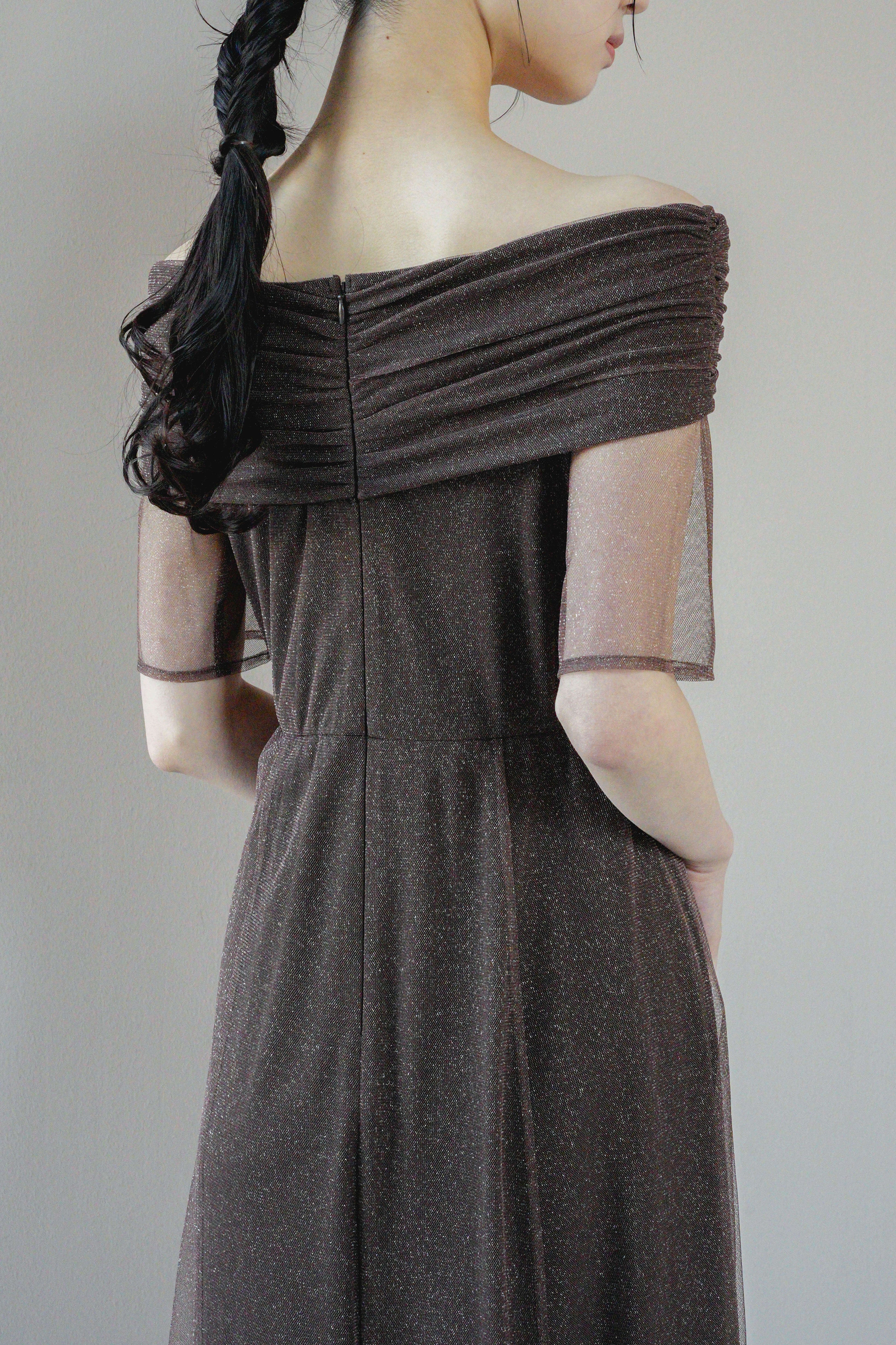kaene エクラパールオフショルドレス / 101158 結婚式用ドレス darkbrown | モデル身長170cm 着用サイズM(38)
