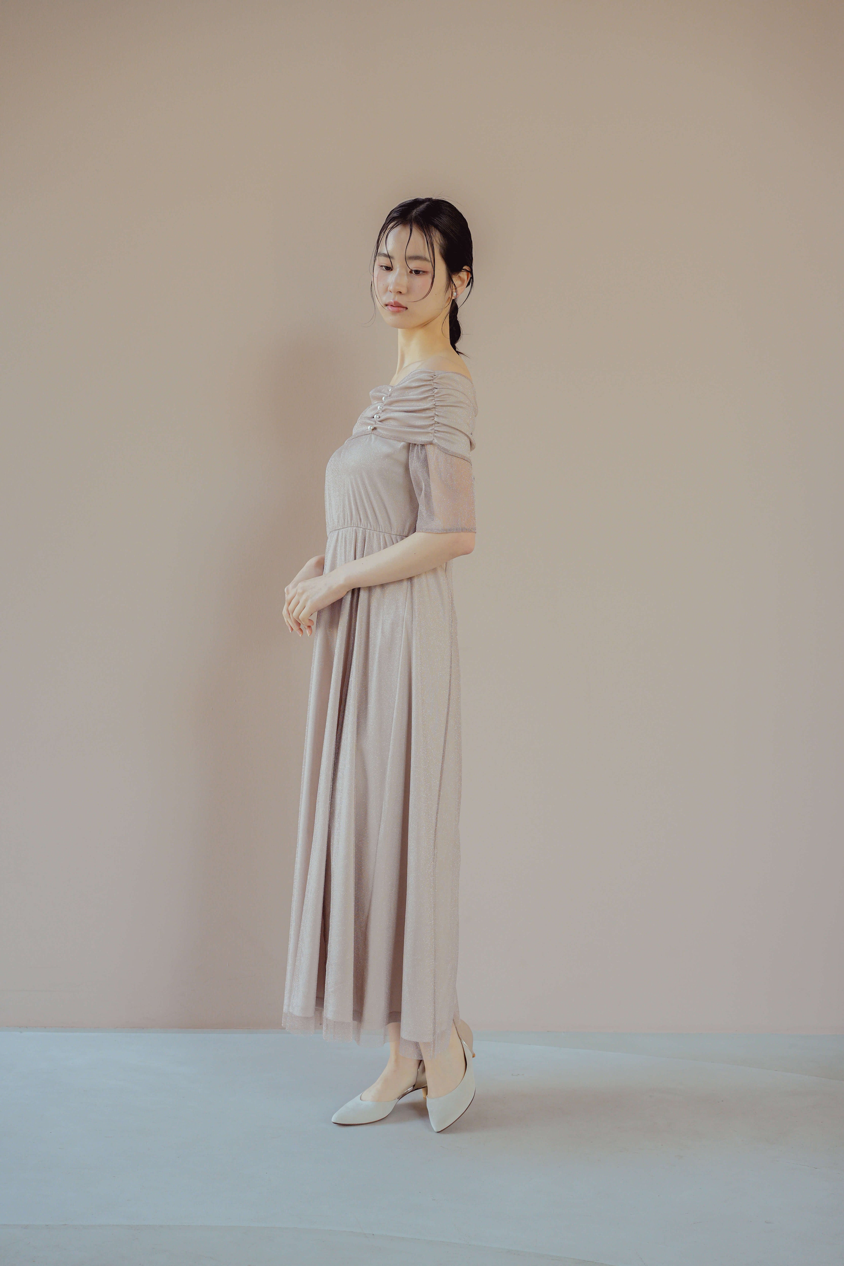 kaene エクラパールオフショルドレス / 101158 結婚式用ドレス pinkbeige | モデル身長170cm 着用サイズM(38)