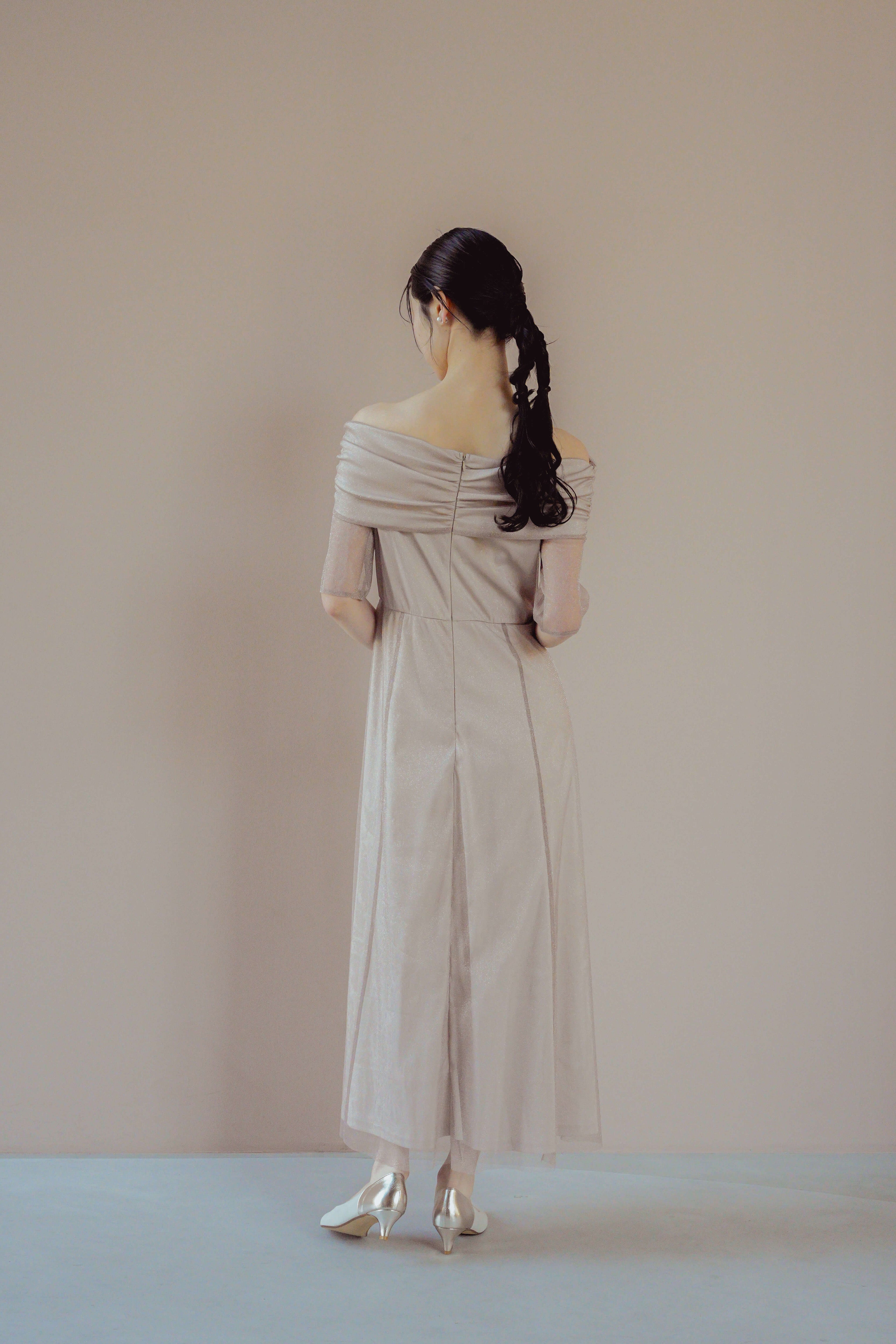kaene エクラパールオフショルドレス / 101158 結婚式用ドレス pinkbeige | モデル身長170cm 着用サイズM(38)