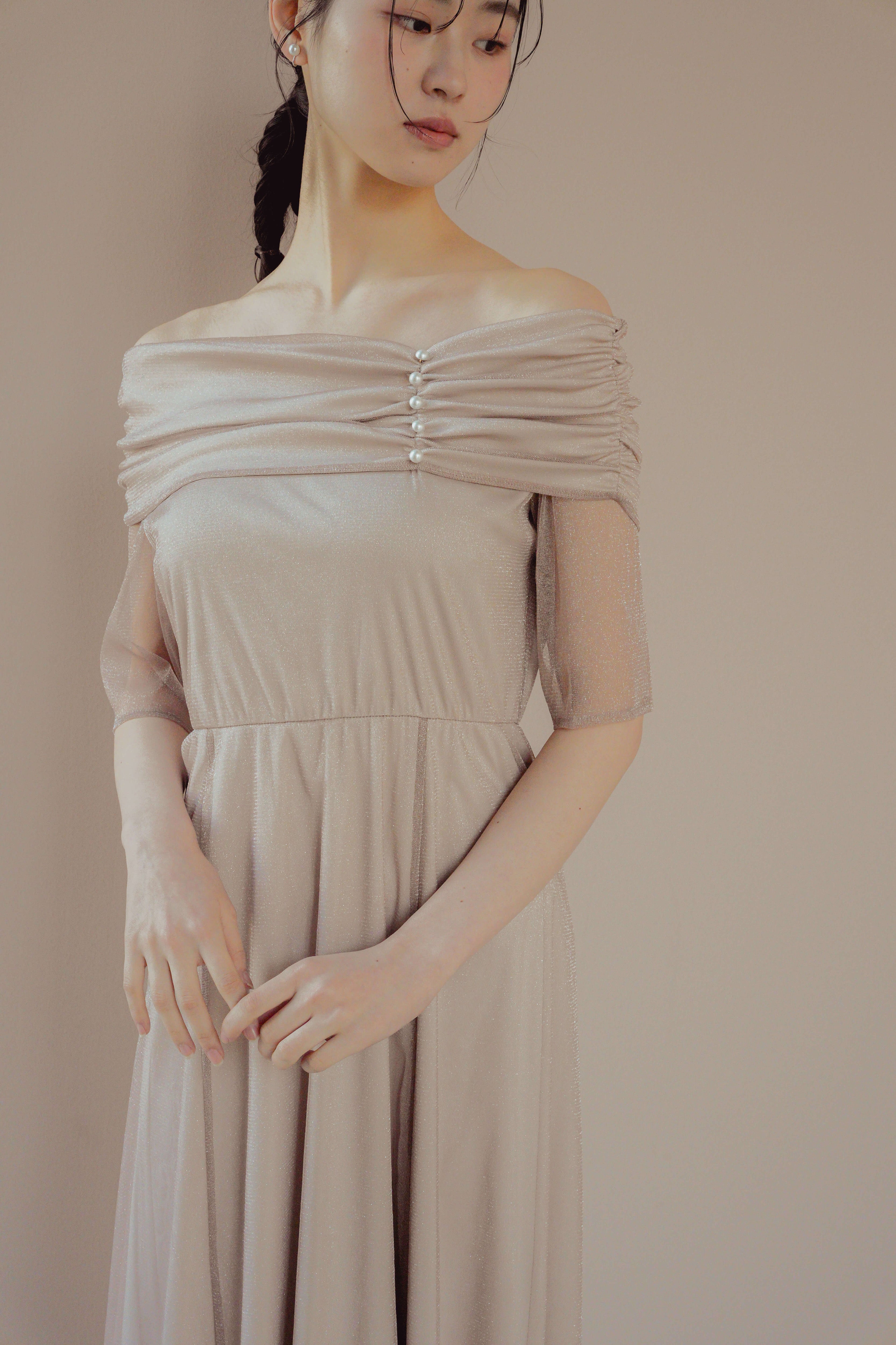 kaene エクラパールオフショルドレス / 101158 結婚式用ドレス pinkbeige | モデル身長170cm 着用サイズM(38)