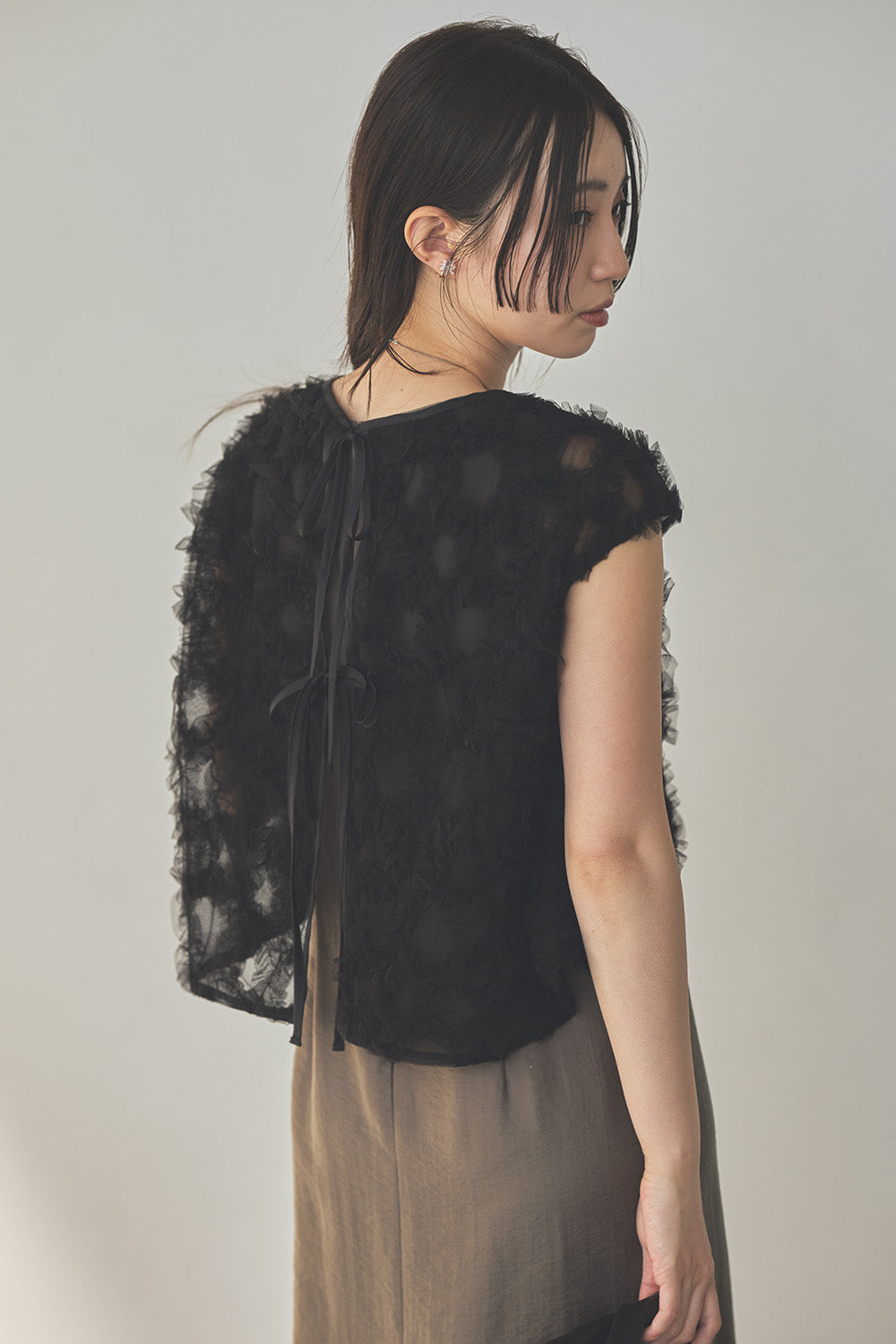 kaene  フラッフィーフラワーコンビドレス / 101173 | モデル身長160cm　着用サイズS(36)  ※black*gray着用