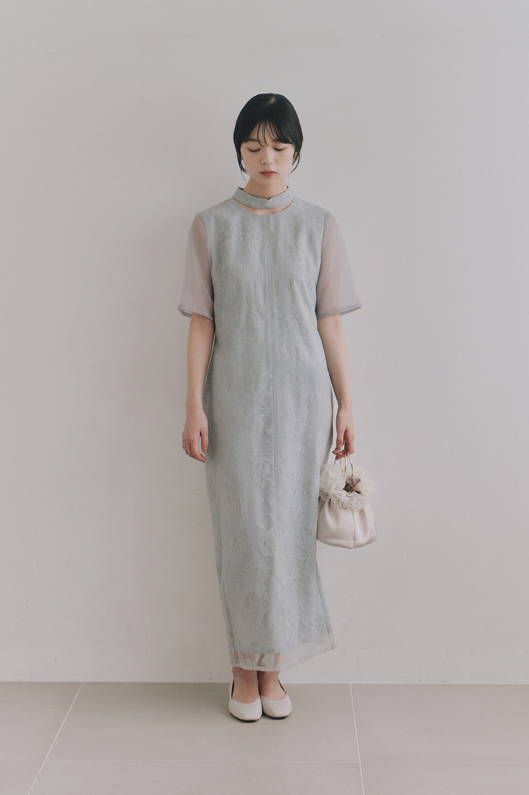 kaene  ニュアンスフロッキードレス / 101183 結婚式用ドレス ブルーグレー | モデル身長162cm　着用サイズM(38)  