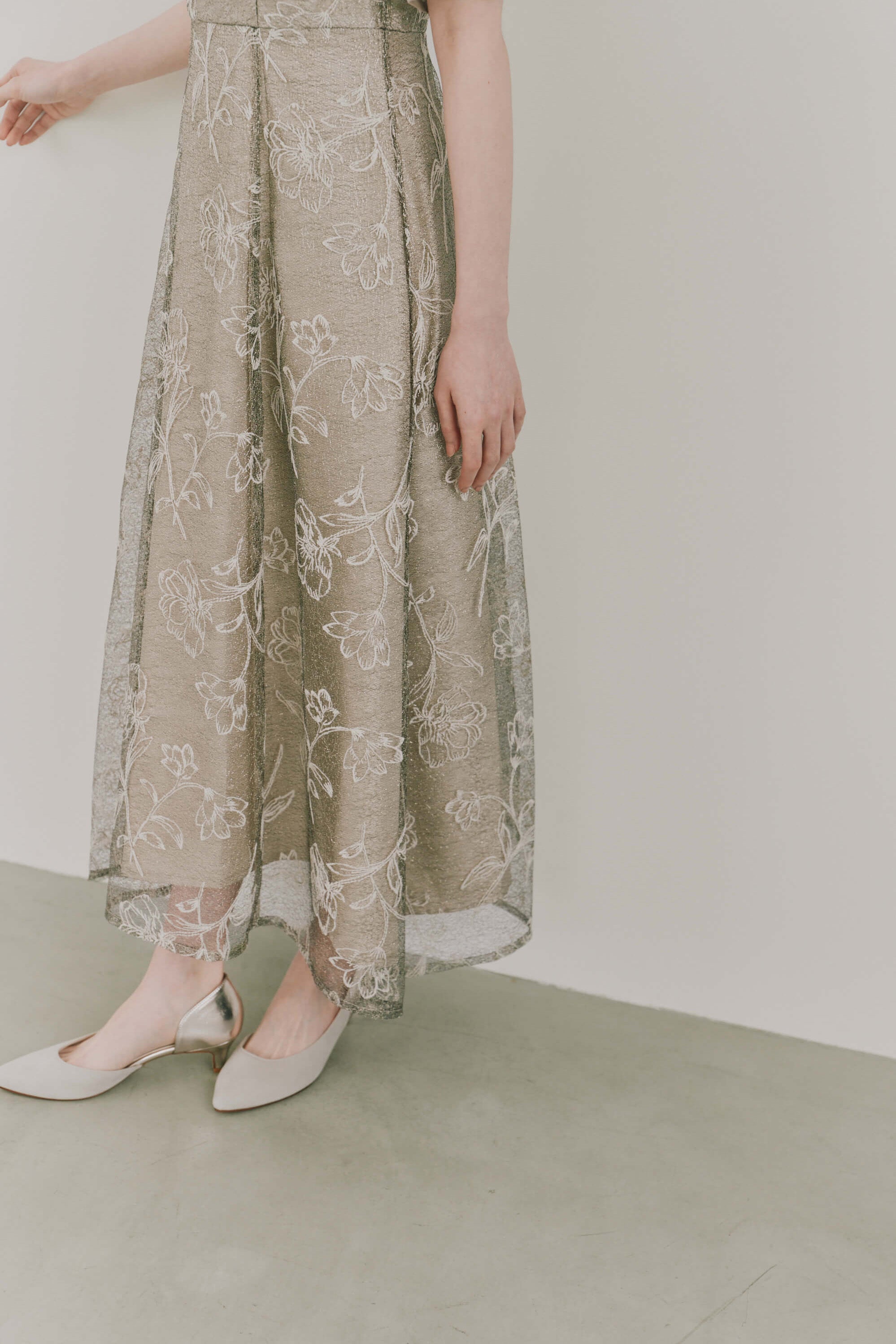 kaene  ラインフラワーランダムヘムドレス / 101189 結婚式用ドレス beige | モデル身長161cm　着用サイズS(36)  ※beige着用