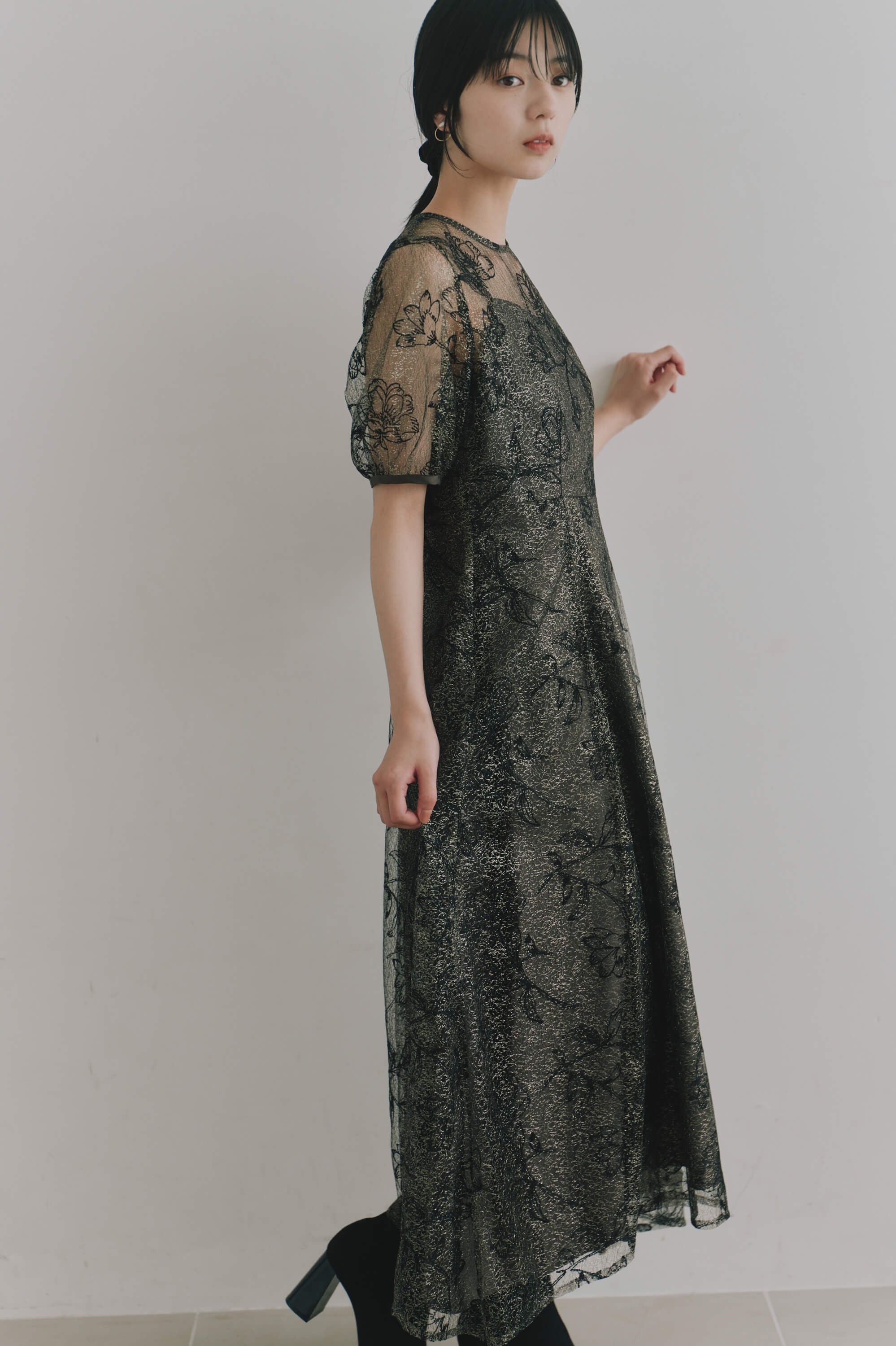 kaene  ラインフラワーランダムヘムドレス / 101189 結婚式用ドレス black | モデル身長162cm　着用サイズS(36)  