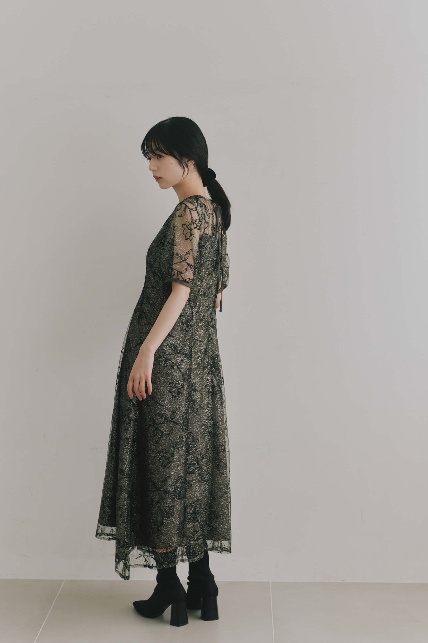kaene  ラインフラワーランダムヘムドレス / 101189 結婚式用ドレス black | モデル身長162cm　着用サイズS(36)  