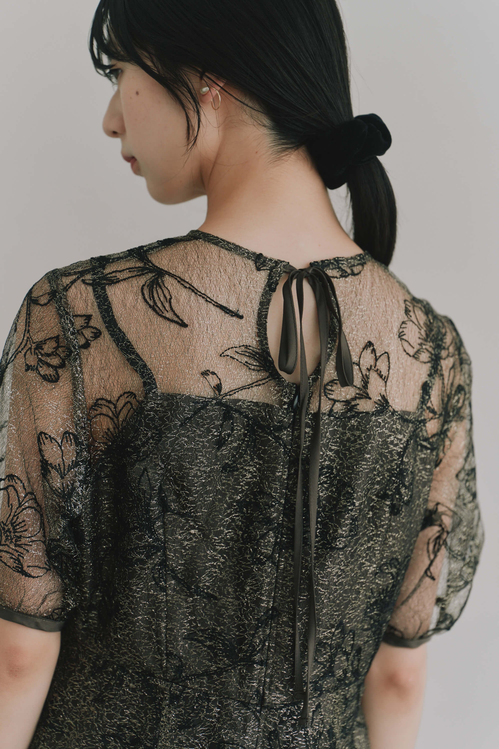 kaene  ラインフラワーランダムヘムドレス / 101189 結婚式用ドレス black | モデル身長162cm　着用サイズS(36)  