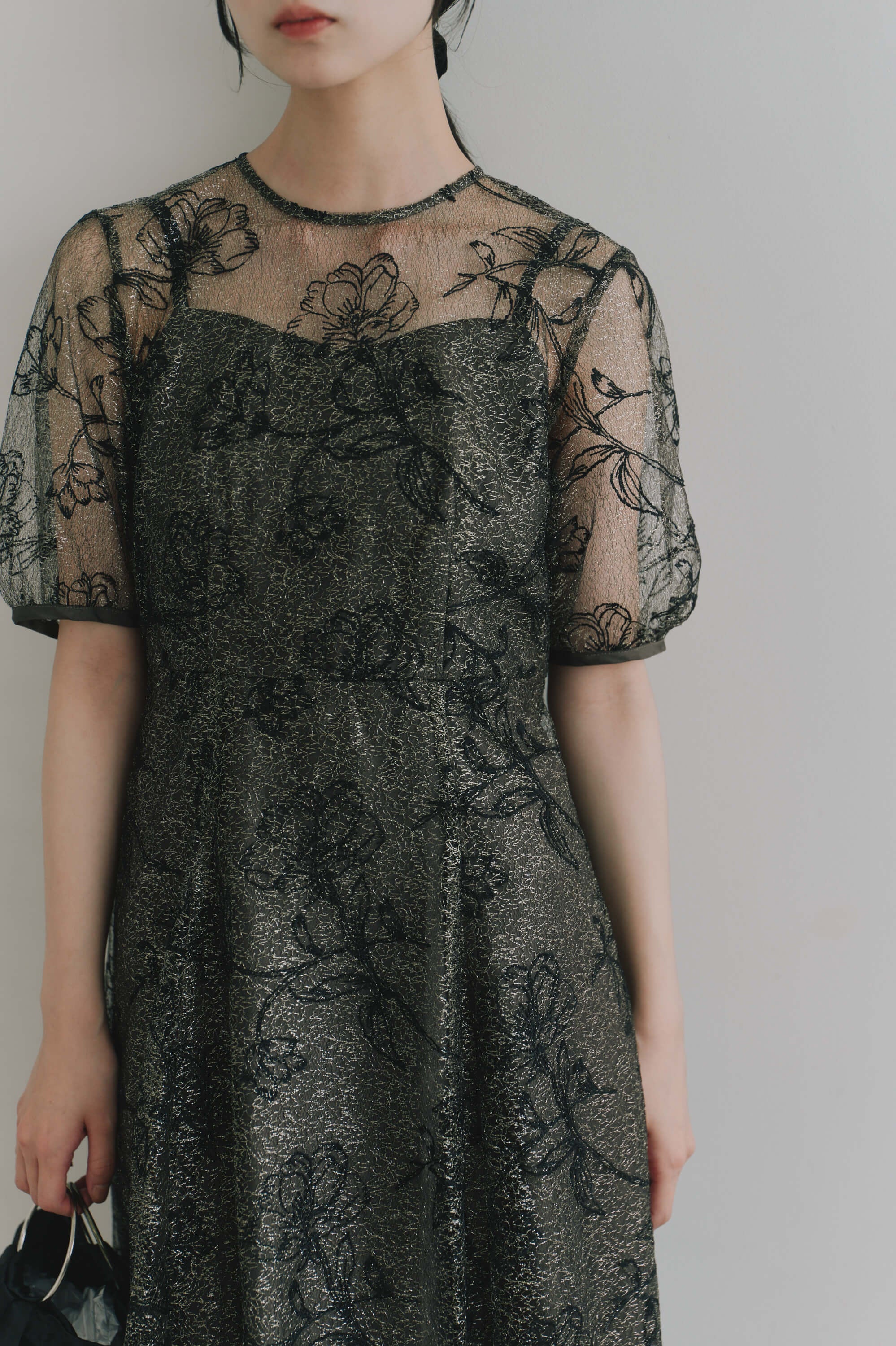 kaene  ラインフラワーランダムヘムドレス / 101189 結婚式用ドレス black | モデル身長162cm　着用サイズS(36)  