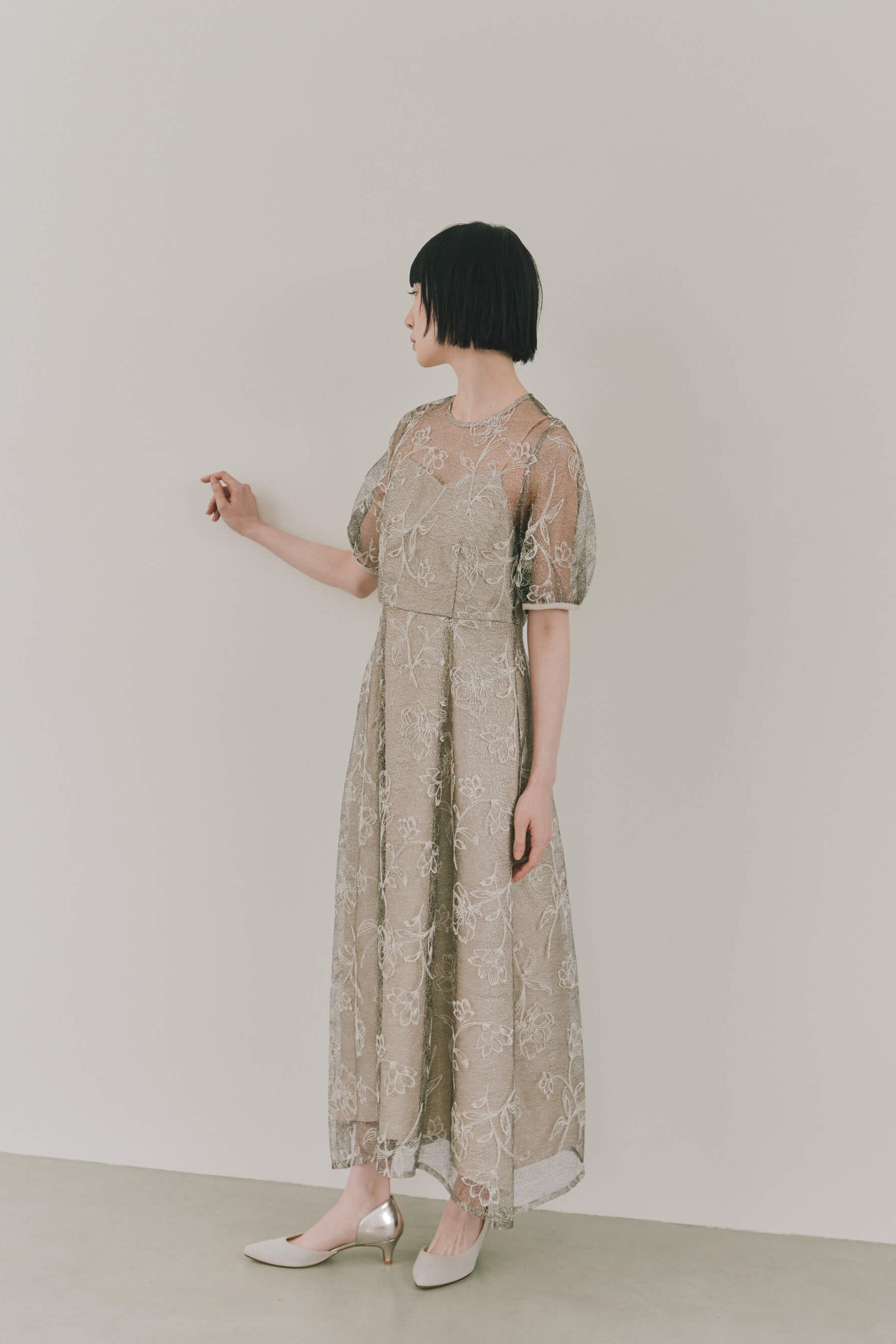 kaene  ラインフラワーランダムヘムドレス / 101189 結婚式用ドレス beige | モデル身長161cm　着用サイズS(36)  ※beige着用