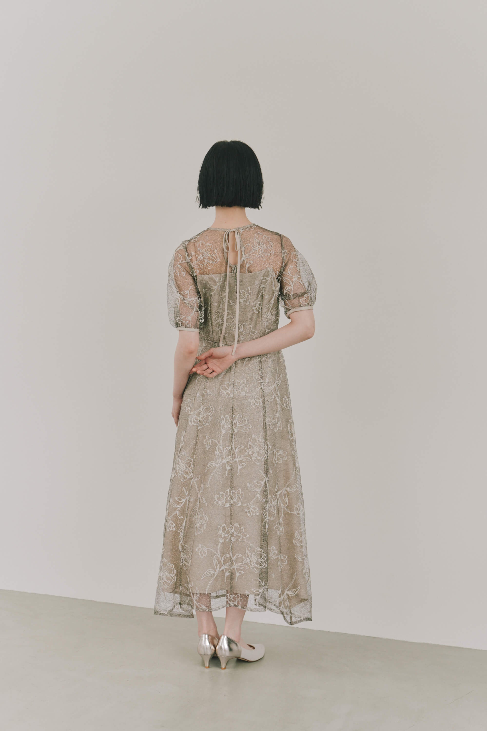 kaene  ラインフラワーランダムヘムドレス / 101189 結婚式用ドレス beige | モデル身長161cm　着用サイズS(36)  ※beige着用