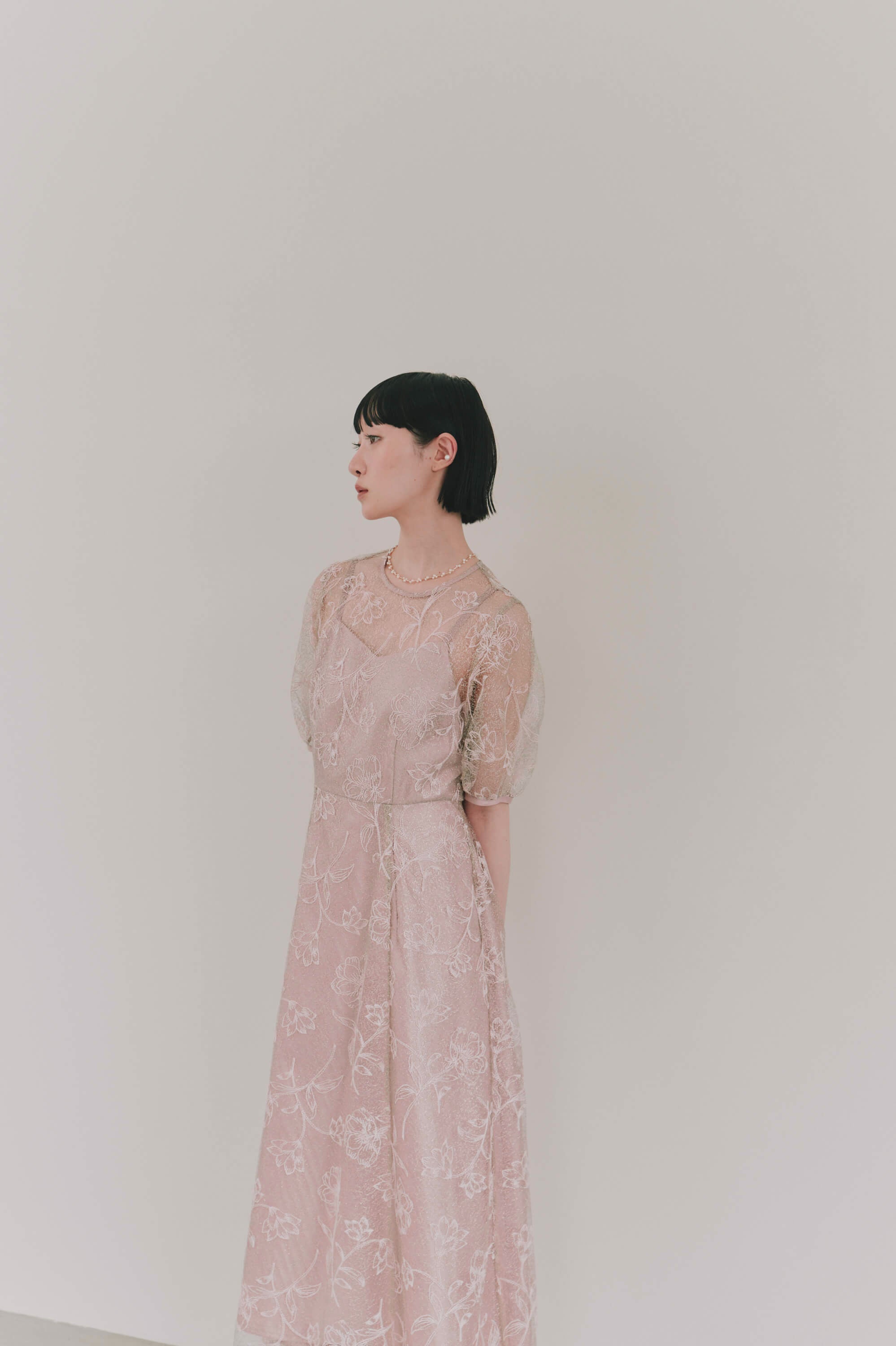 kaene  ラインフラワーランダムヘムドレス / 101189 結婚式用ドレス pink | モデル身長161cm　着用サイズM(38) 