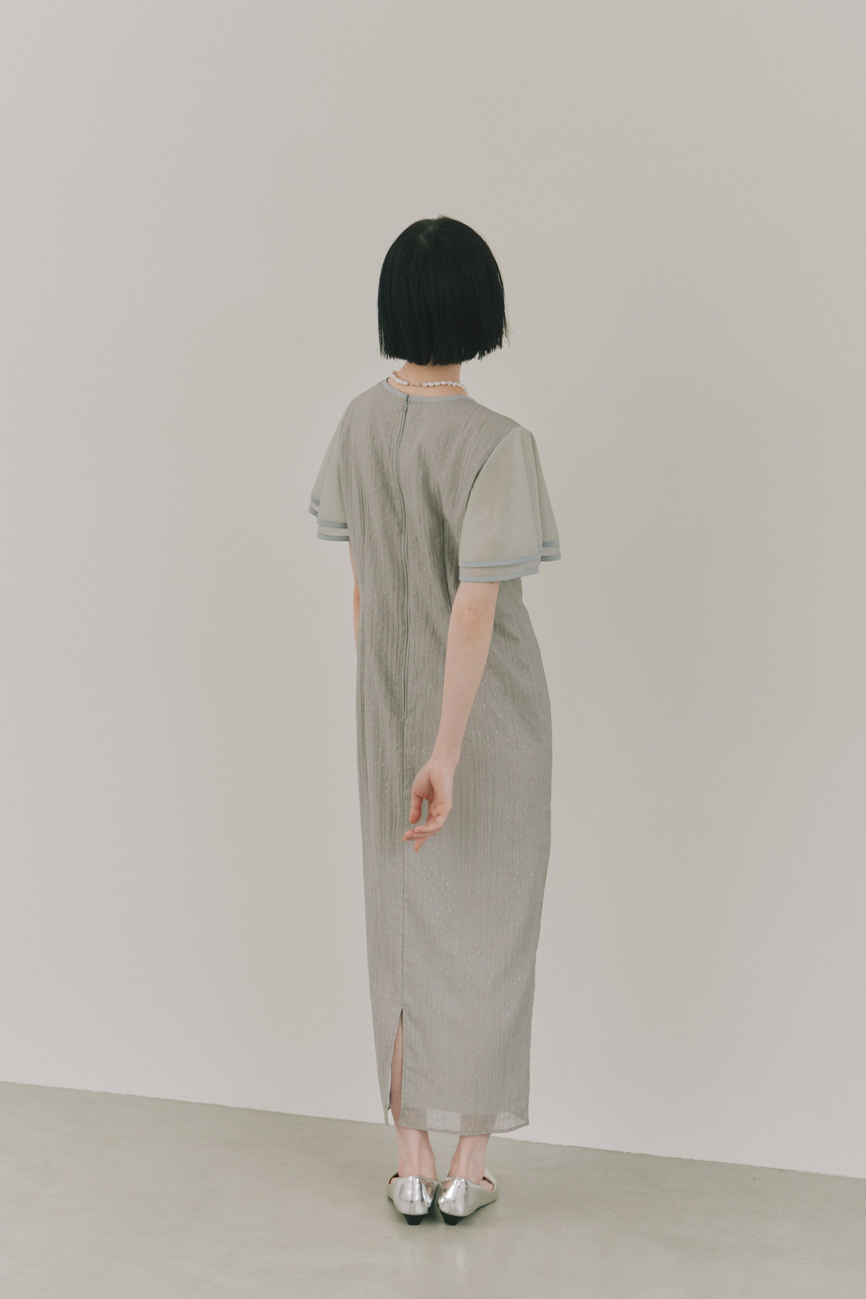 kaene パイピングスリーブラメドビードレス / 101192 結婚式用ドレス mintgray|モデル身長161cm　着用サイズS(36)