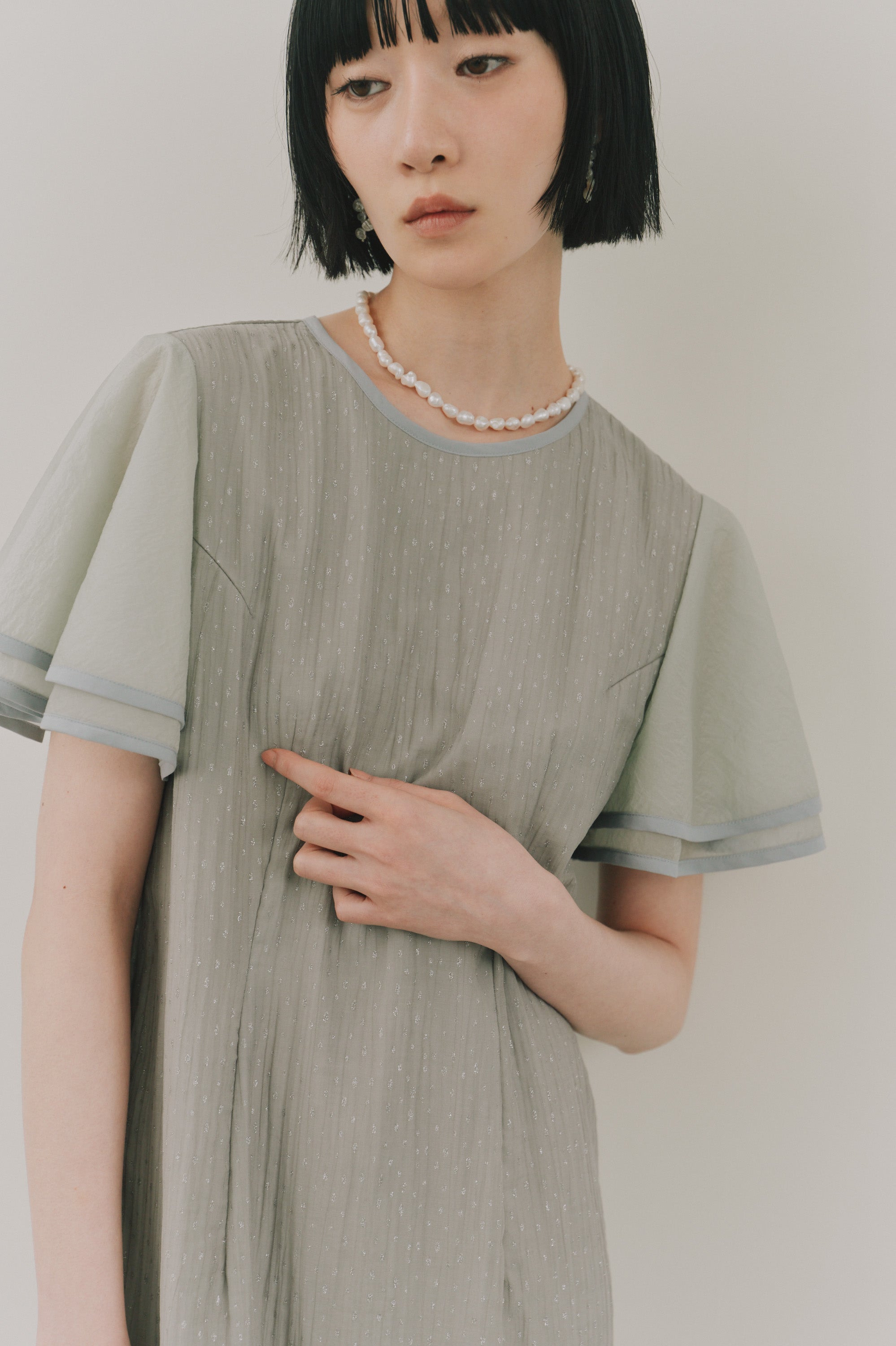 kaene パイピングスリーブラメドビードレス / 101192 結婚式用ドレス mintgray|モデル身長161cm　着用サイズS(36)