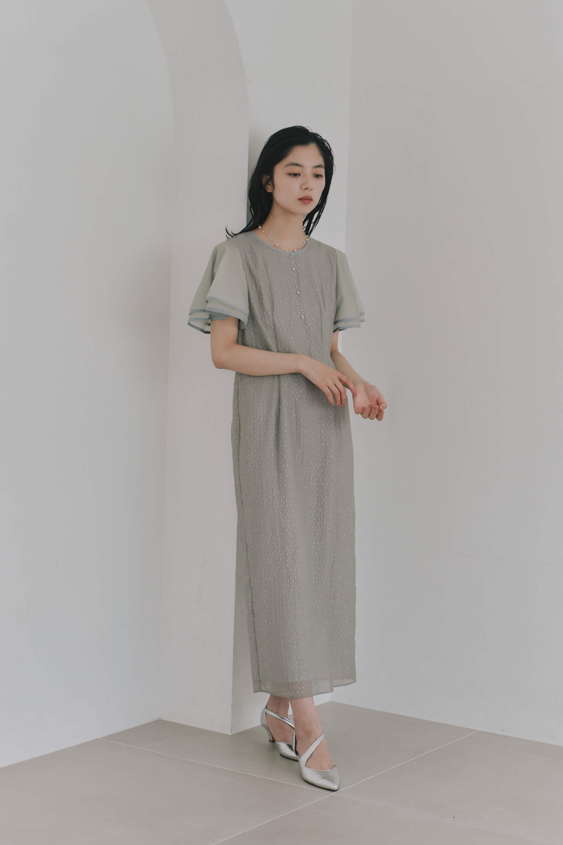 kaene パイピングスリーブラメドビードレス / 101192 結婚式用ドレス mintgray|モデル身長162cm　着用サイズS(36)