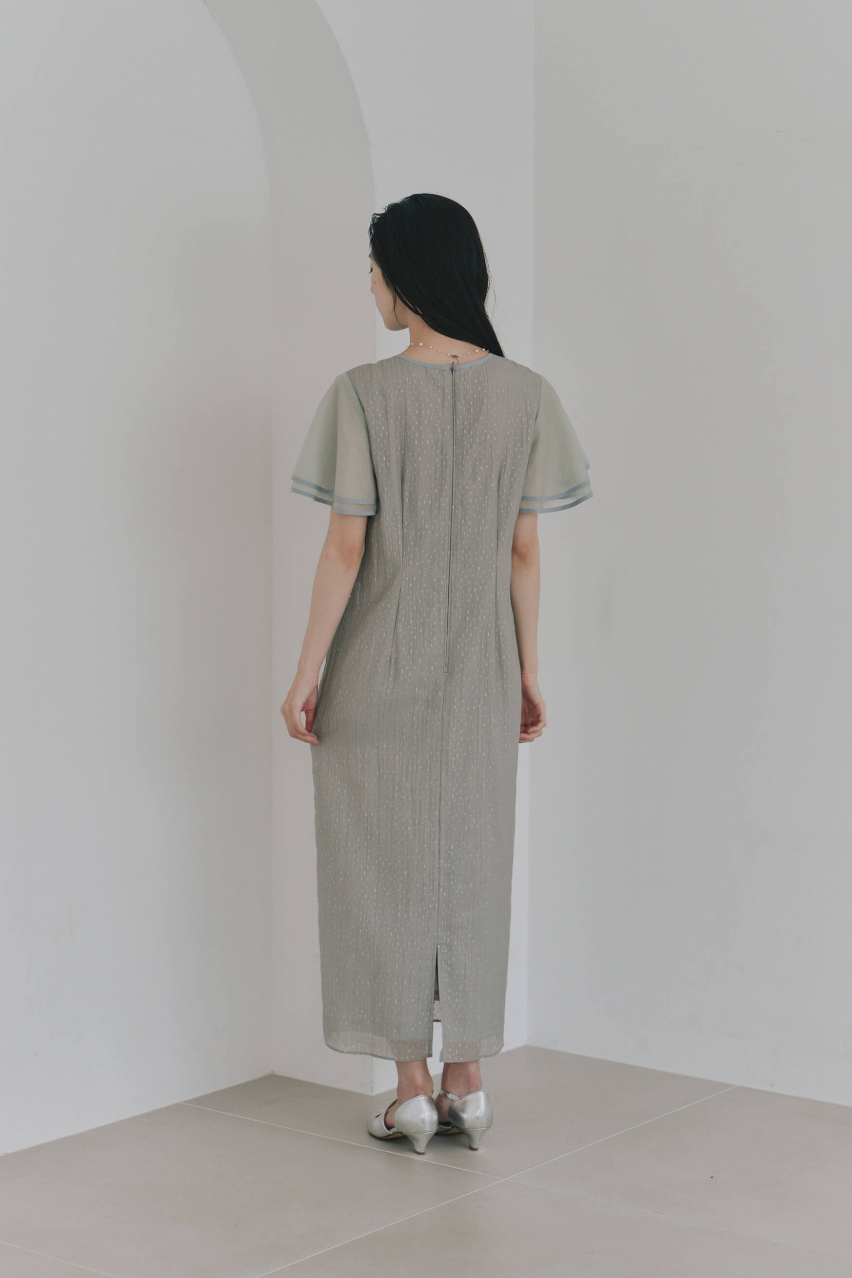 kaene パイピングスリーブラメドビードレス / 101192 結婚式用ドレス mintgray|モデル身長162cm　着用サイズS(36)