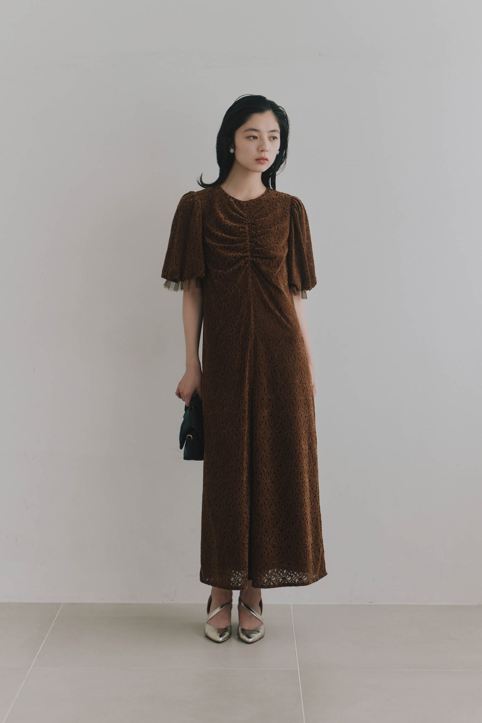 kaene  フロントギャザーフラワーモチーフドレス / 101197 結婚式用ゲストドレス brown | モデル身長162cm　着用サイズS(36)  
