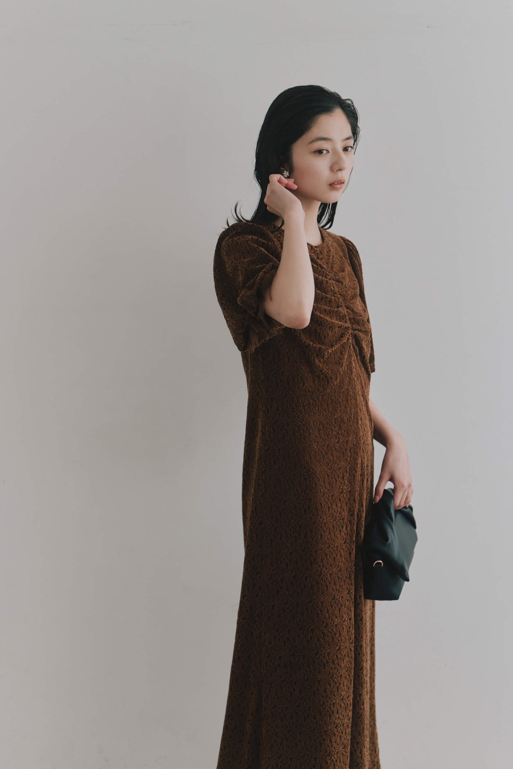 kaene  フロントギャザーフラワーモチーフドレス / 101197 結婚式用ゲストドレス brown | モデル身長162cm　着用サイズS(36)  