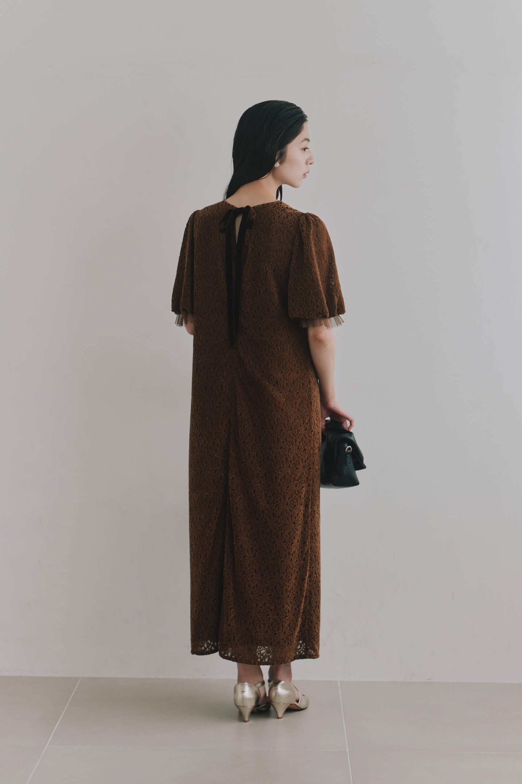 kaene  フロントギャザーフラワーモチーフドレス / 101197 結婚式用ゲストドレス brown | モデル身長162cm　着用サイズS(36)  