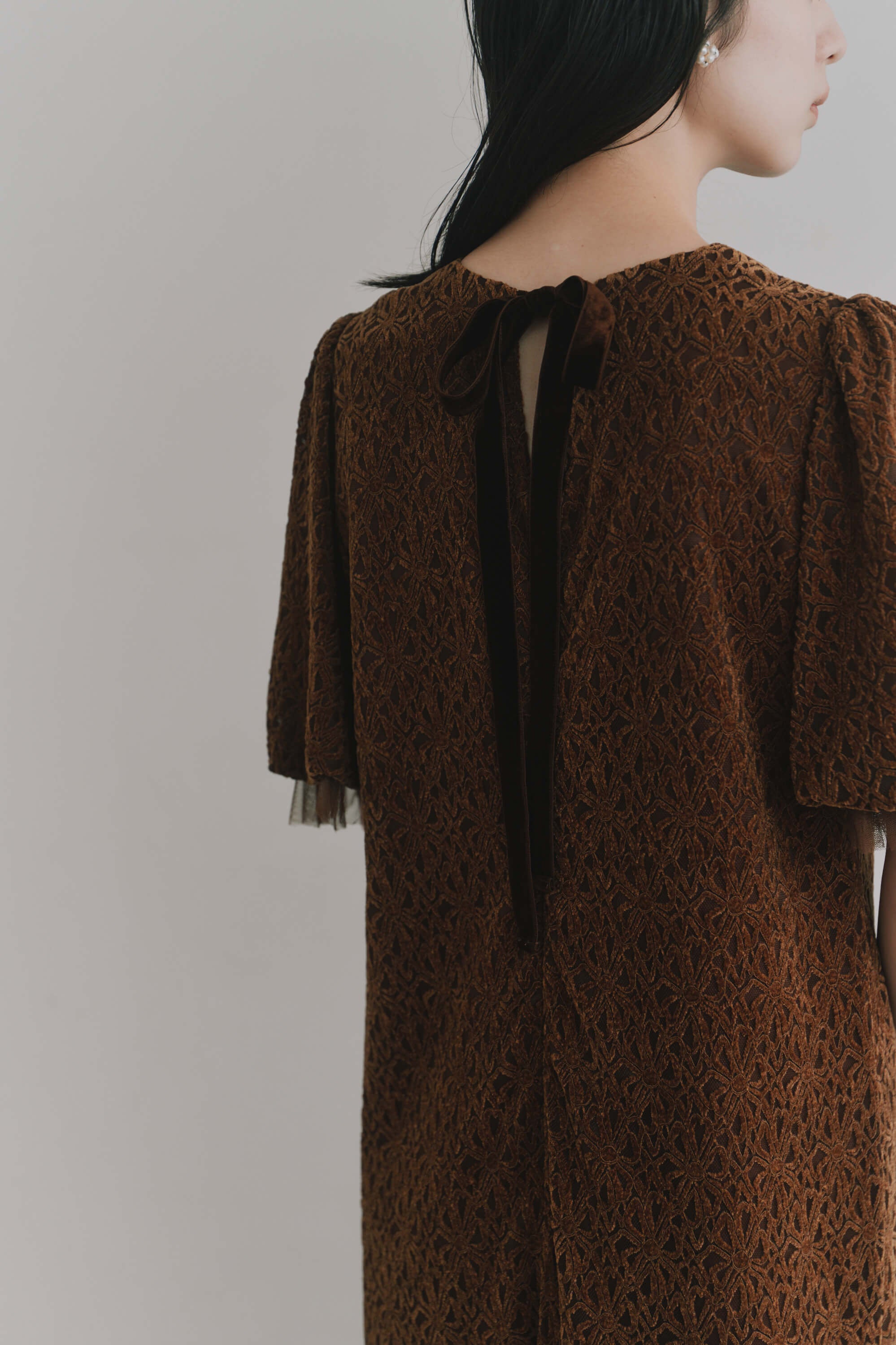kaene  フロントギャザーフラワーモチーフドレス / 101197 結婚式用ゲストドレス brown | モデル身長162cm　着用サイズS(36)  